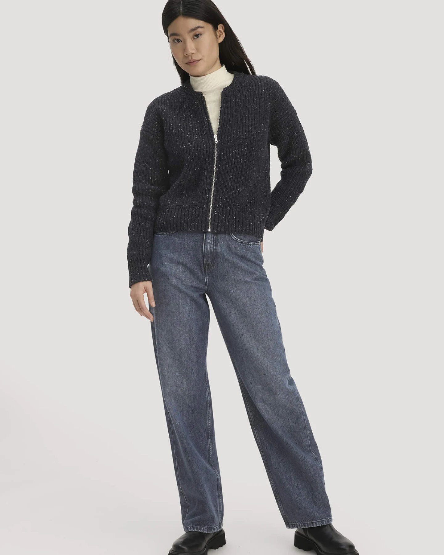 hessnatur Damen Strickjacke Relaxed aus Bio-Baumwolle mit recycelter Wolle - grau - Größe XXL – Ansicht 2