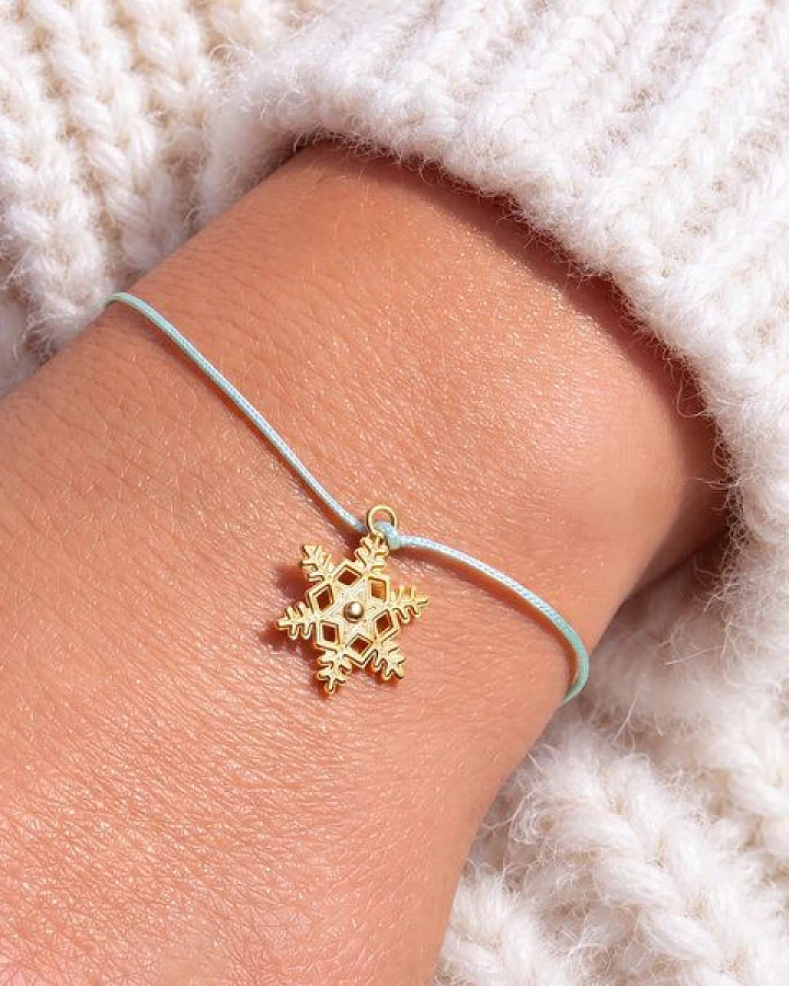 Bow & Hummingbird Schneeflocken Armband „Let it Snow“ – Weihnachtsarmband in Mint oder Creme, 24 Karat vergoldet, kleines Geschenk für Weihnachten