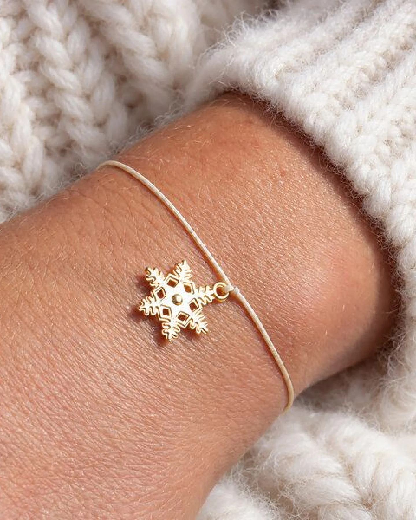 Bow & Hummingbird Schneeflocken Armband „Let it Snow“ – Weihnachtsarmband in Mint oder Creme, 24 Karat vergoldet, kleines Geschenk für Weihnachten – Ansicht 4