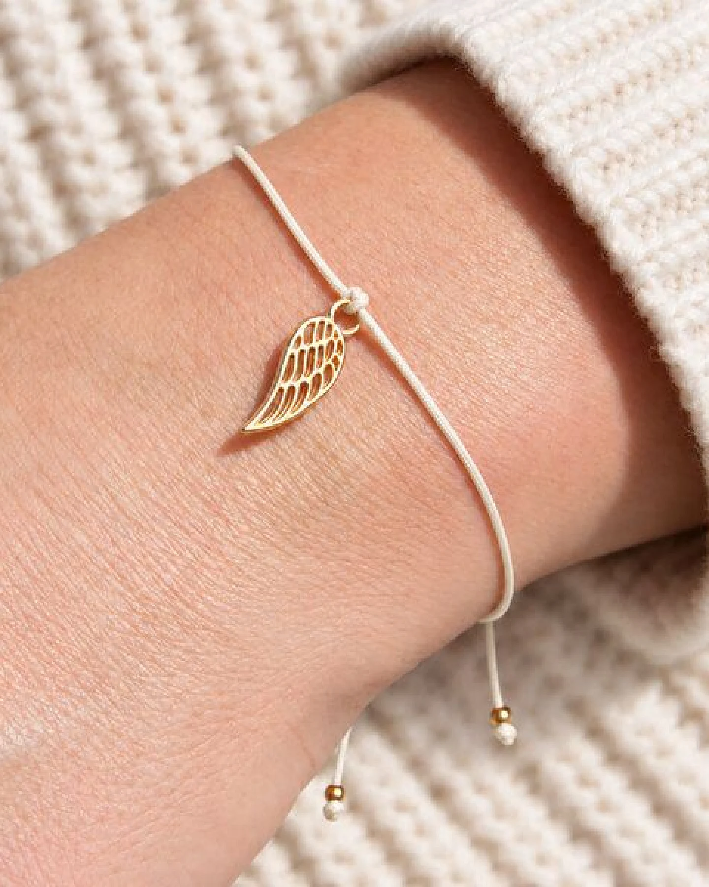 Bow & Hummingbird Schutzengel Armband „Ich schenke dir einen Schutzengel“ – Glücksbringer mit Engelsflügel, 24 Karat vergoldet – Ansicht 3
