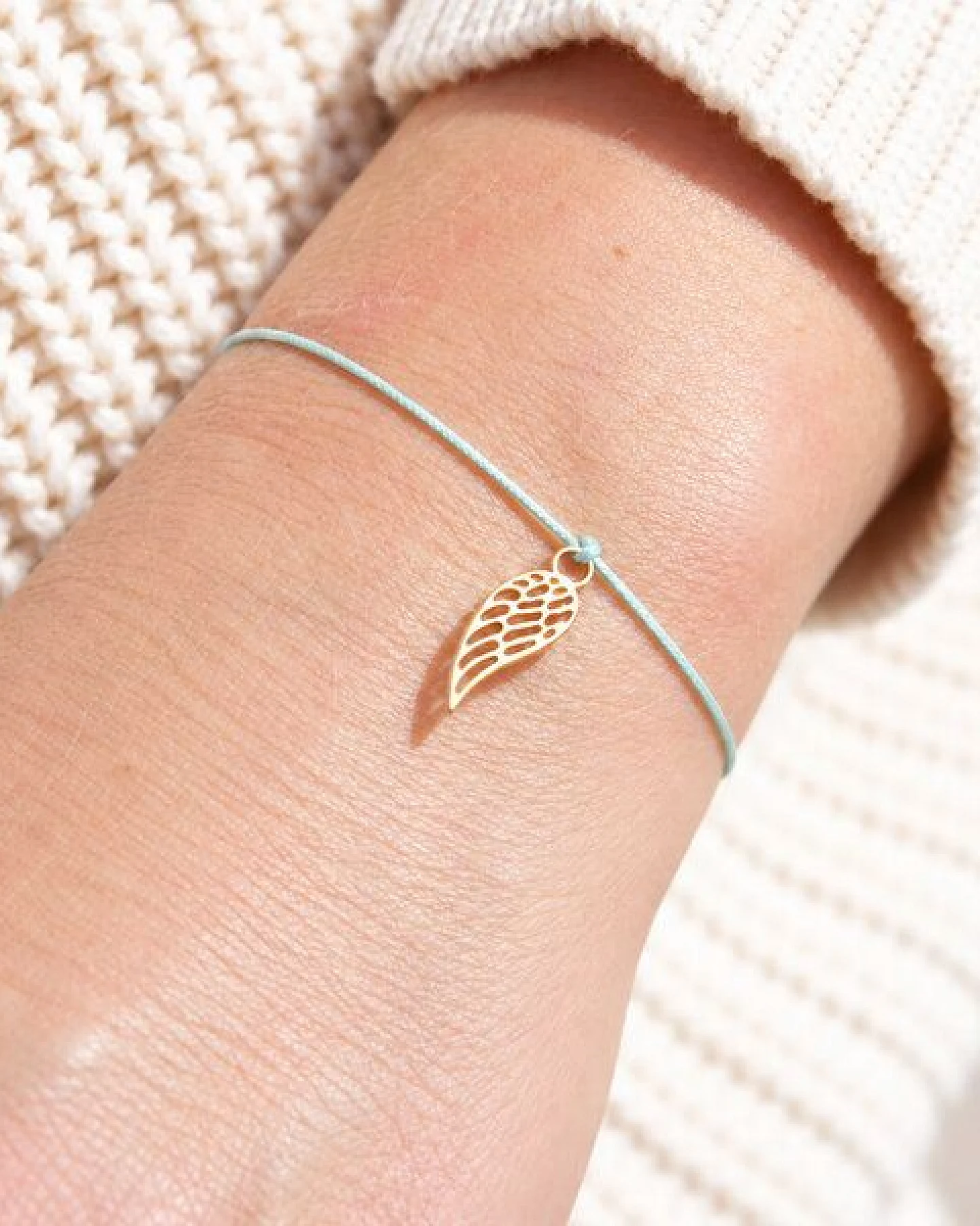 Bow & Hummingbird Schutzengel Armband „Ich schenke dir einen Schutzengel“ – Glücksbringer mit Engelsflügel, 24 Karat vergoldet – Ansicht 3