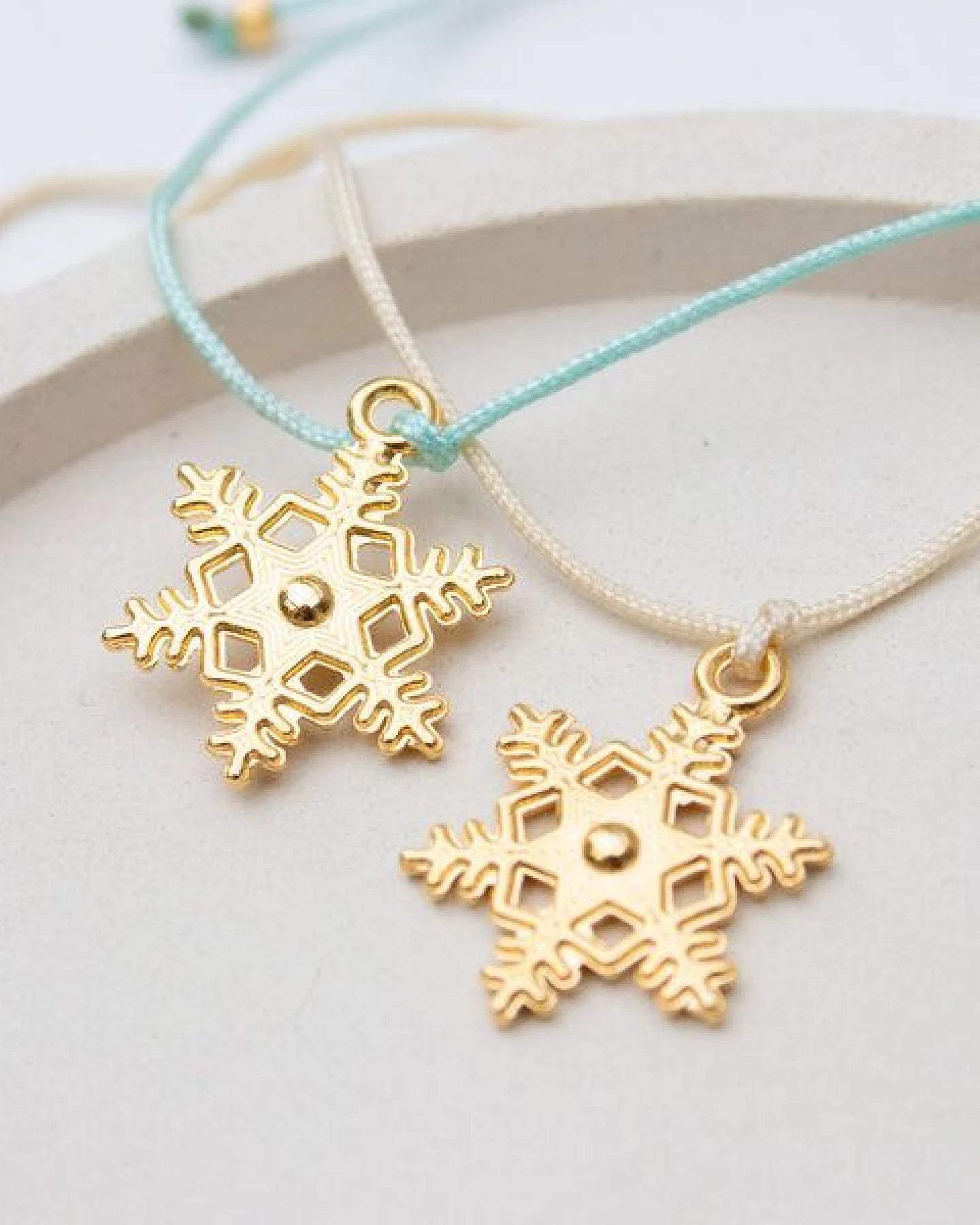 Bow & Hummingbird Schneeflocken Armband 24K vergoldet „Merry Christmas“ – Weihnachtsarmband in Mint oder Creme, kleines Weihnachtsgeschenk, – Ansicht 4