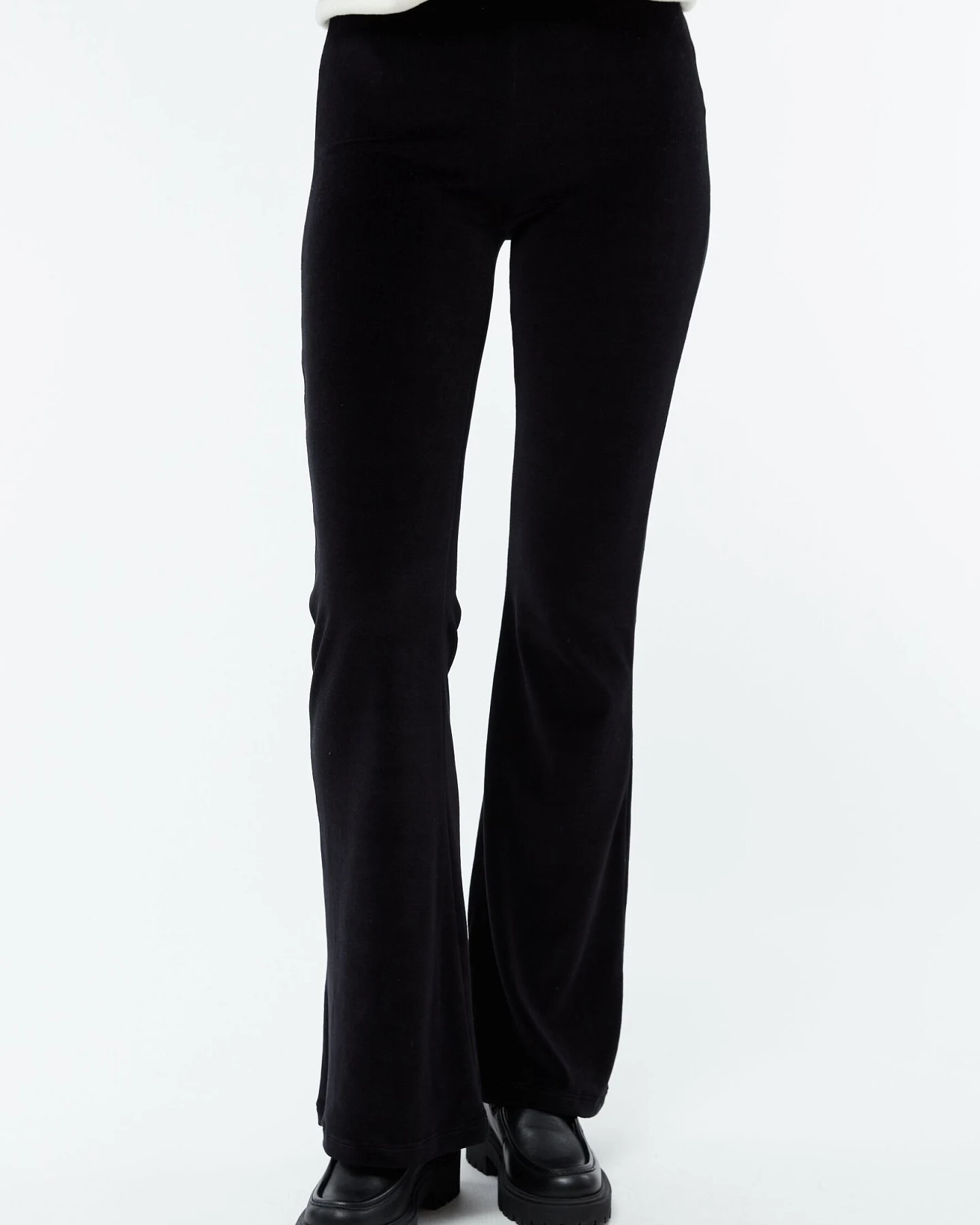 Givn Damen vegan Hose Mit Ausgestelltem Bein Von Gbelodie Schwarz – Ansicht 2