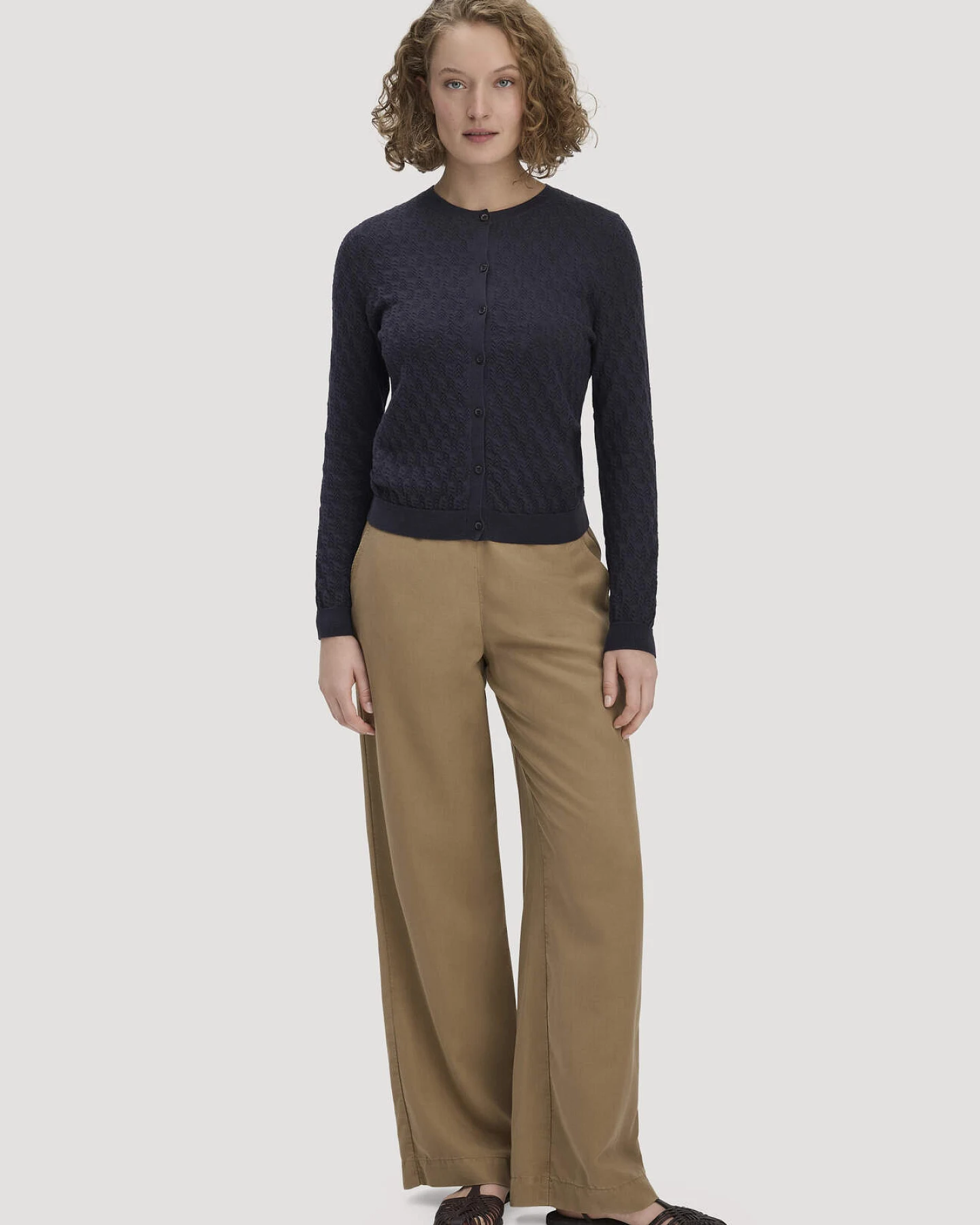 hessnatur Damen Strick Jacke Regular aus Bio-Baumwolle mit Merinowolle - blau - Größe S – Ansicht 2
