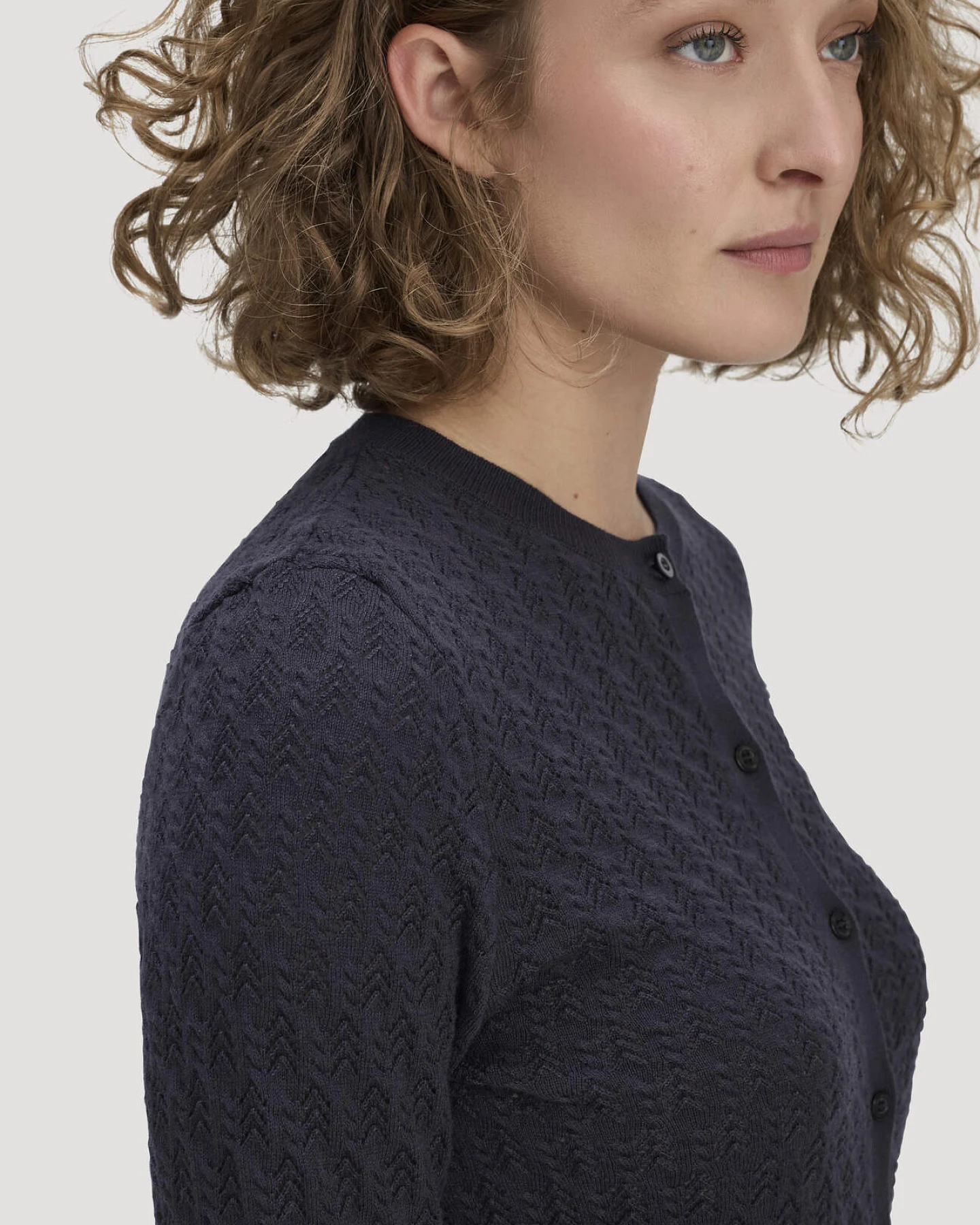 hessnatur Damen Strick Jacke Regular aus Bio-Baumwolle mit Merinowolle - blau - Größe XL – Ansicht 4