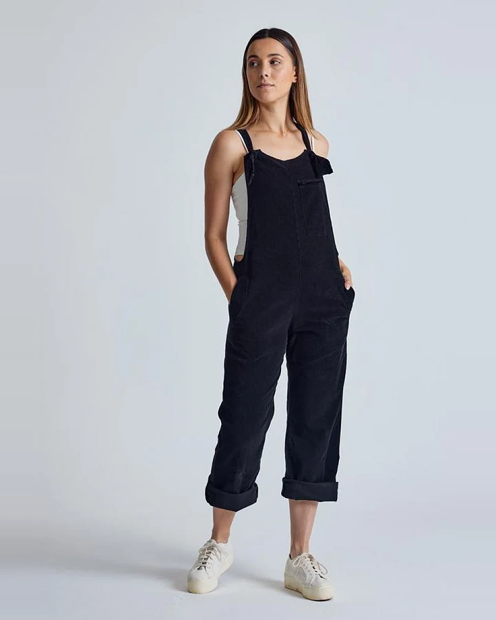 Flax and Loom Damen vegan Latzhose Corduroy Mary Lou Schwarz
