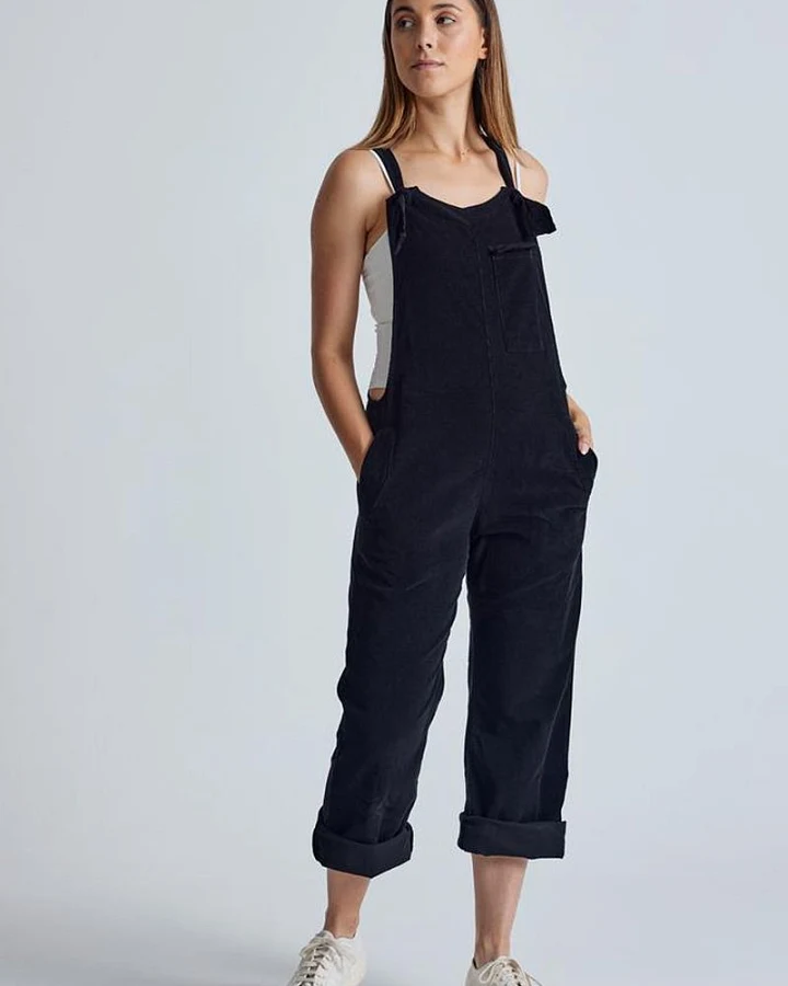 Flax and Loom Damen vegan Latzhose Corduroy Mary Lou Schwarz