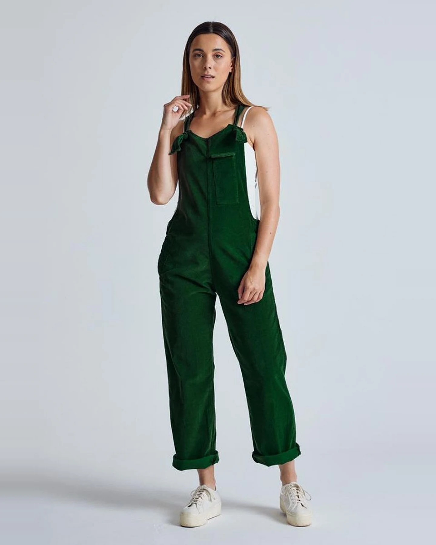 Flax and Loom Damen vegan Latzhose Corduroy Mary Lou Winter Grün – Ansicht 2