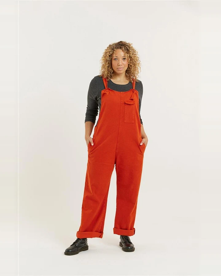 Flax and Loom Damen vegan Latzhose Lou Barker Burnt Orange