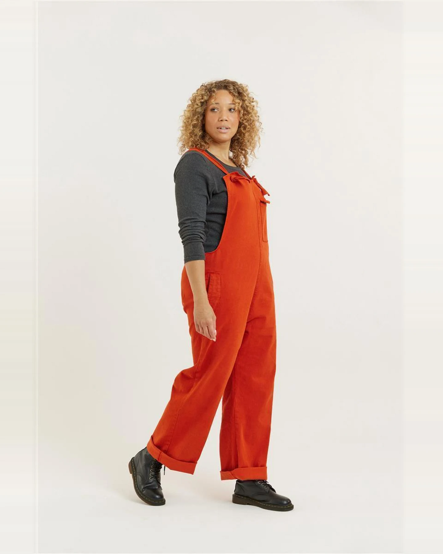 Flax and Loom Damen vegan Latzhose Lou Barker Burnt Orange – Ansicht 2