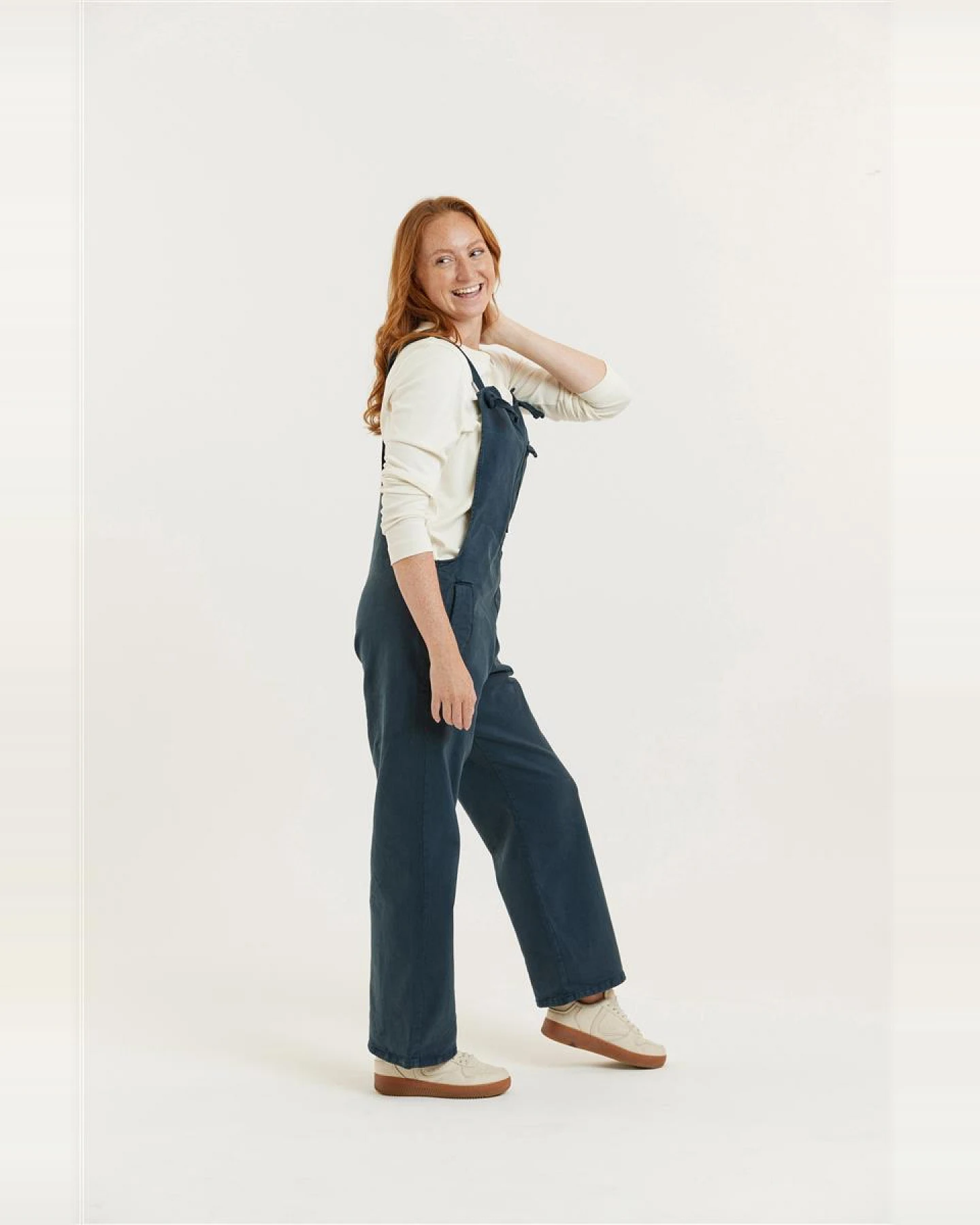Flax and Loom Damen vegan Dungaree Tencel Mary Lou Marine – Ansicht 2