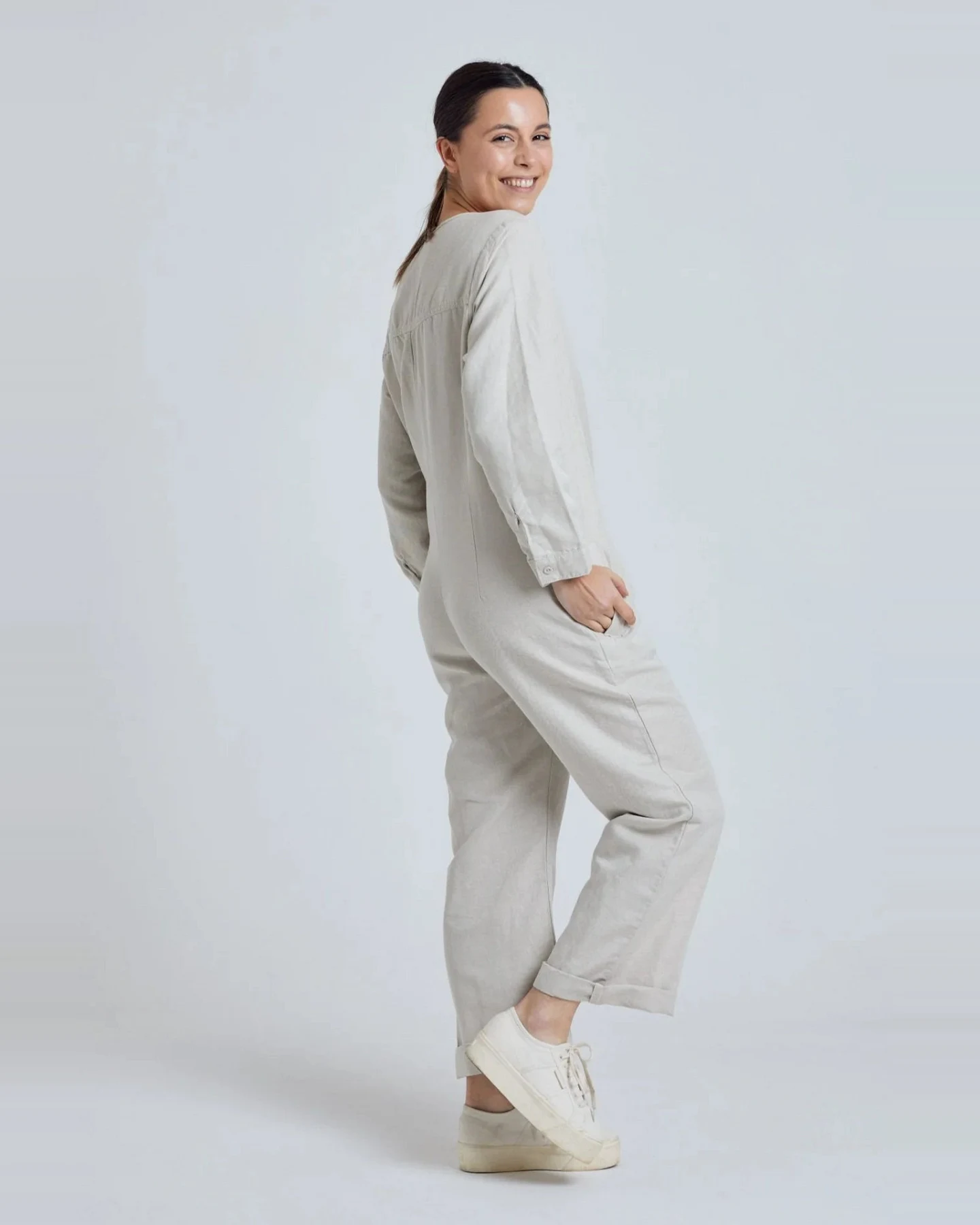Flax and Loom Damen vegan Jumpsuit Clara Natural Beige – Ansicht 2