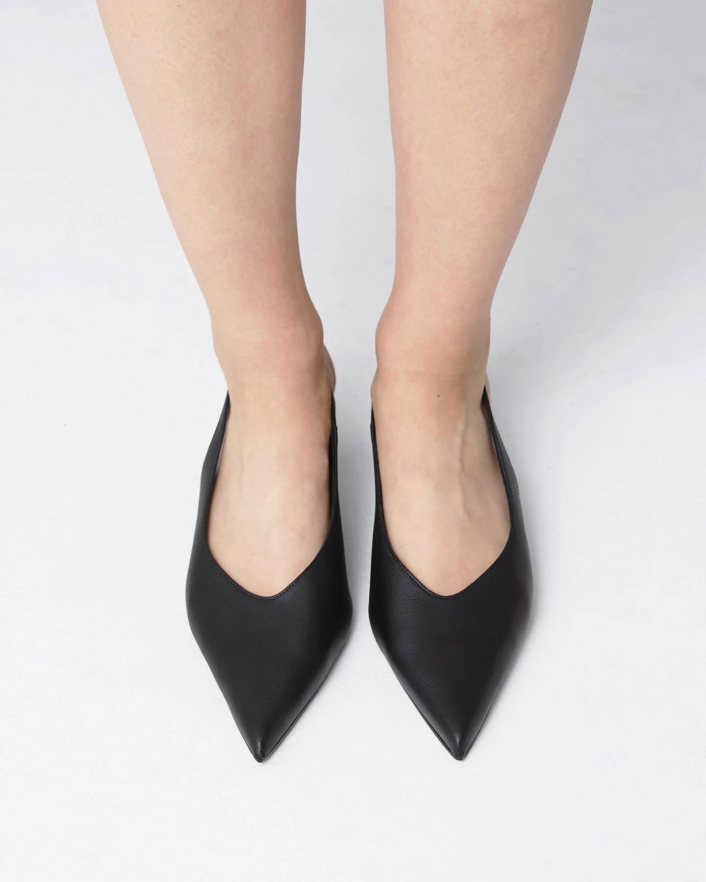 BOHEMA Damen vegan Pumps Kitten Heels Spitz Zulaufend Schwarz – Ansicht 2