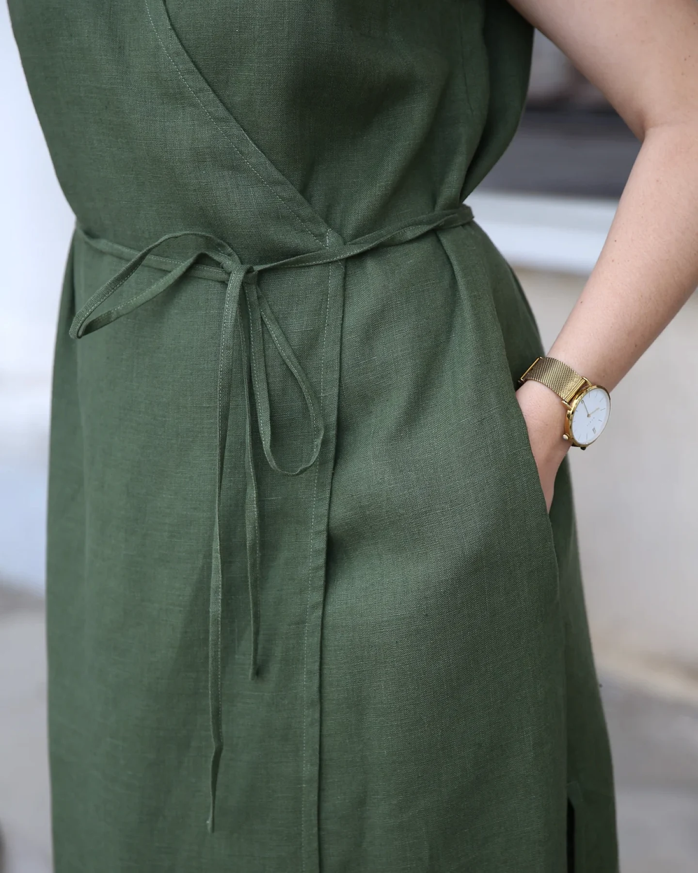 Amber Linen Damen vegan Wickelkleid Dubai Waldgrün – Ansicht 2