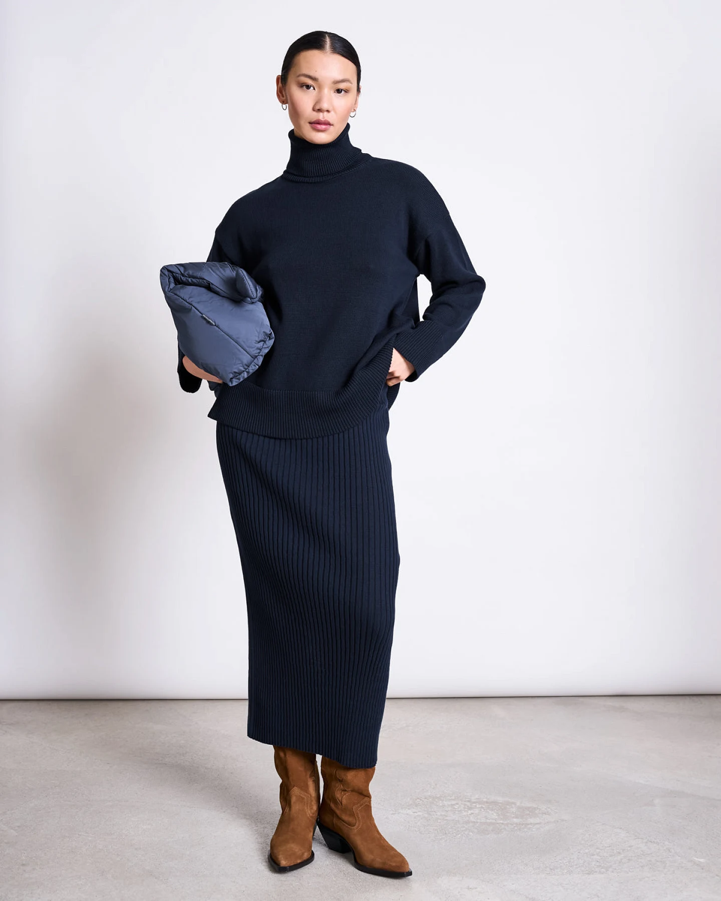 JAN 'N JUNE Damen vegan Midi-Strickrock Ebba Nightfall Blau – Ansicht 2