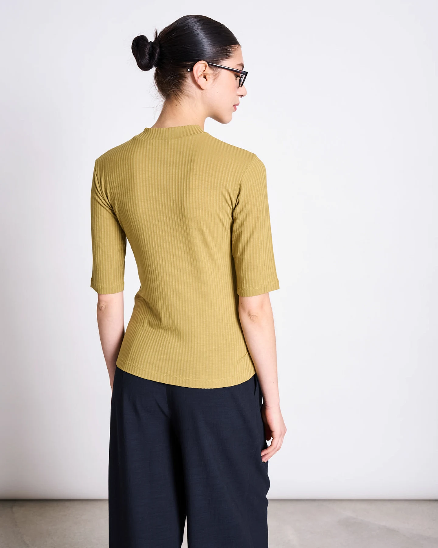 JAN 'N JUNE Damen vegan T-Shirt Rib Nina Woody Olive – Ansicht 2