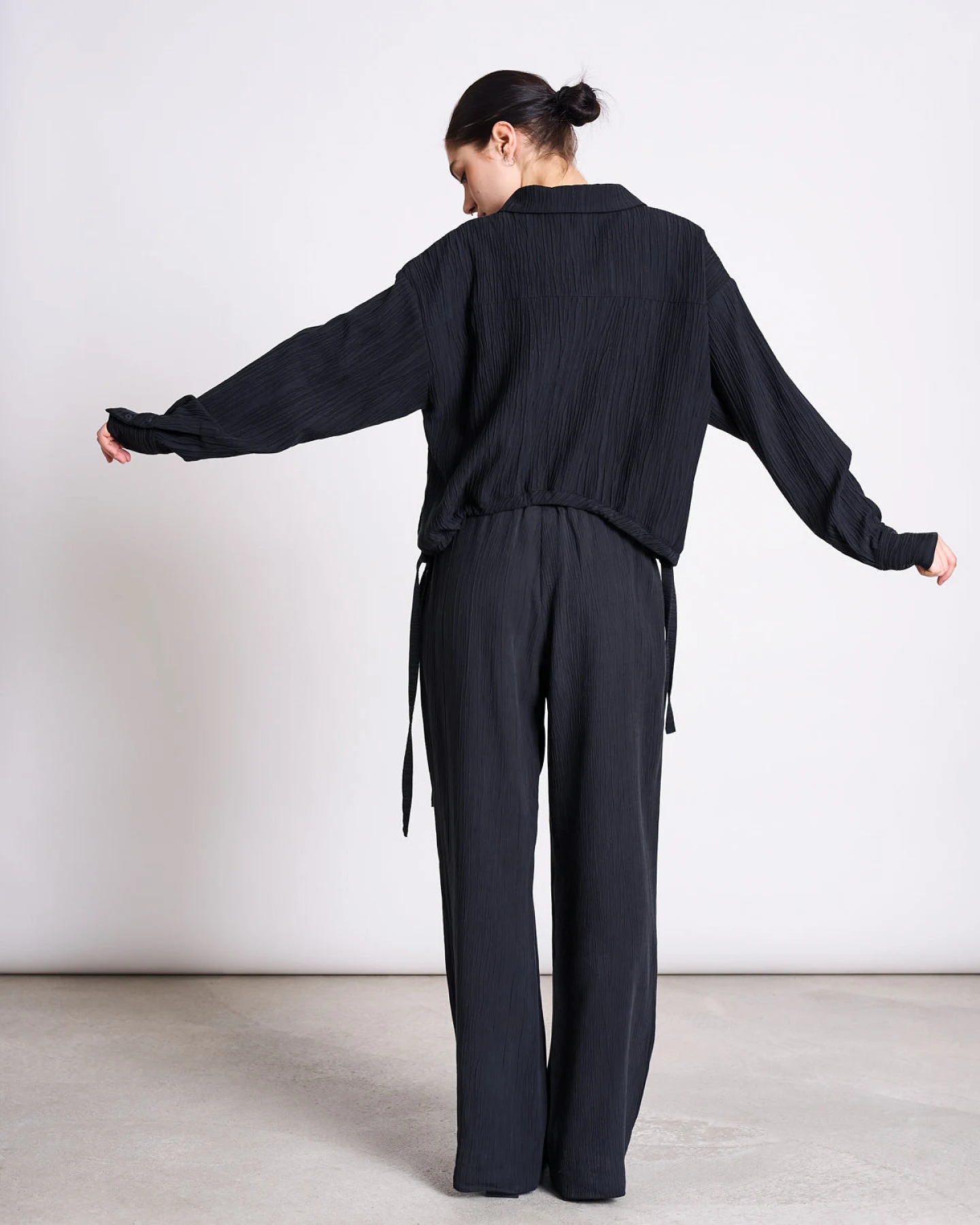 JAN 'N JUNE Damen vegan Hemd Crinkle Isted Schwarz – Ansicht 2