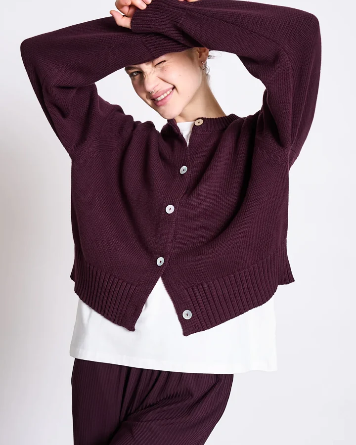 JAN 'N JUNE Damen vegan Strickjacke Relaxed Crewneck Sivia Cherry Lacquer