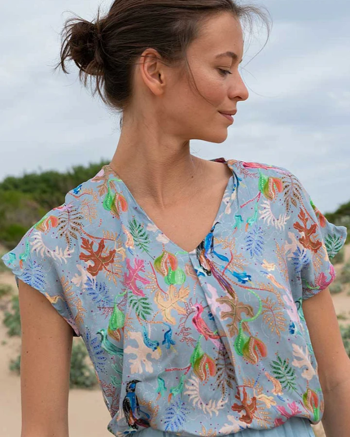Widda Damen vegan Bluse Beat Tropical Print Hellblau