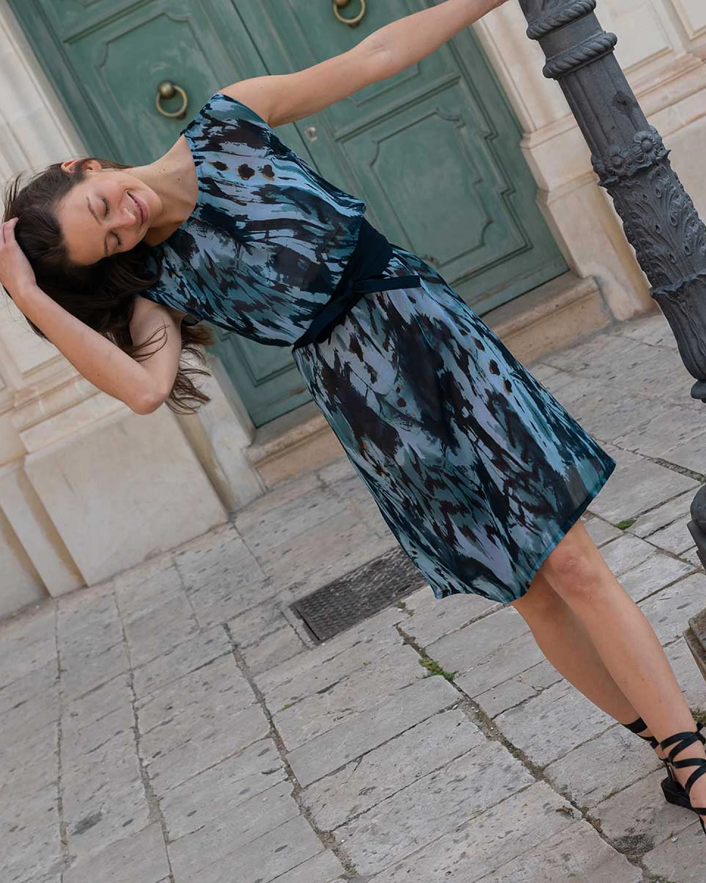 Widda Damen vegan Kleid Adele Aquarell-Muster Blau – Ansicht 2