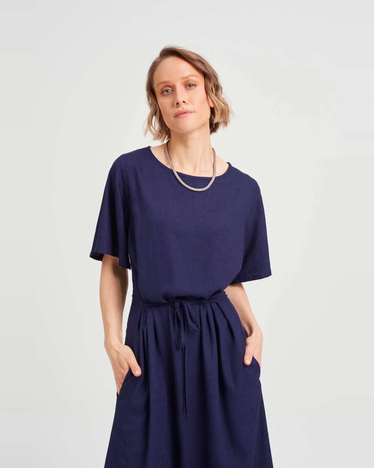 AYANI Damen vegan Kleid Nika Total Eclipse Schwarz/Blau – Ansicht 2