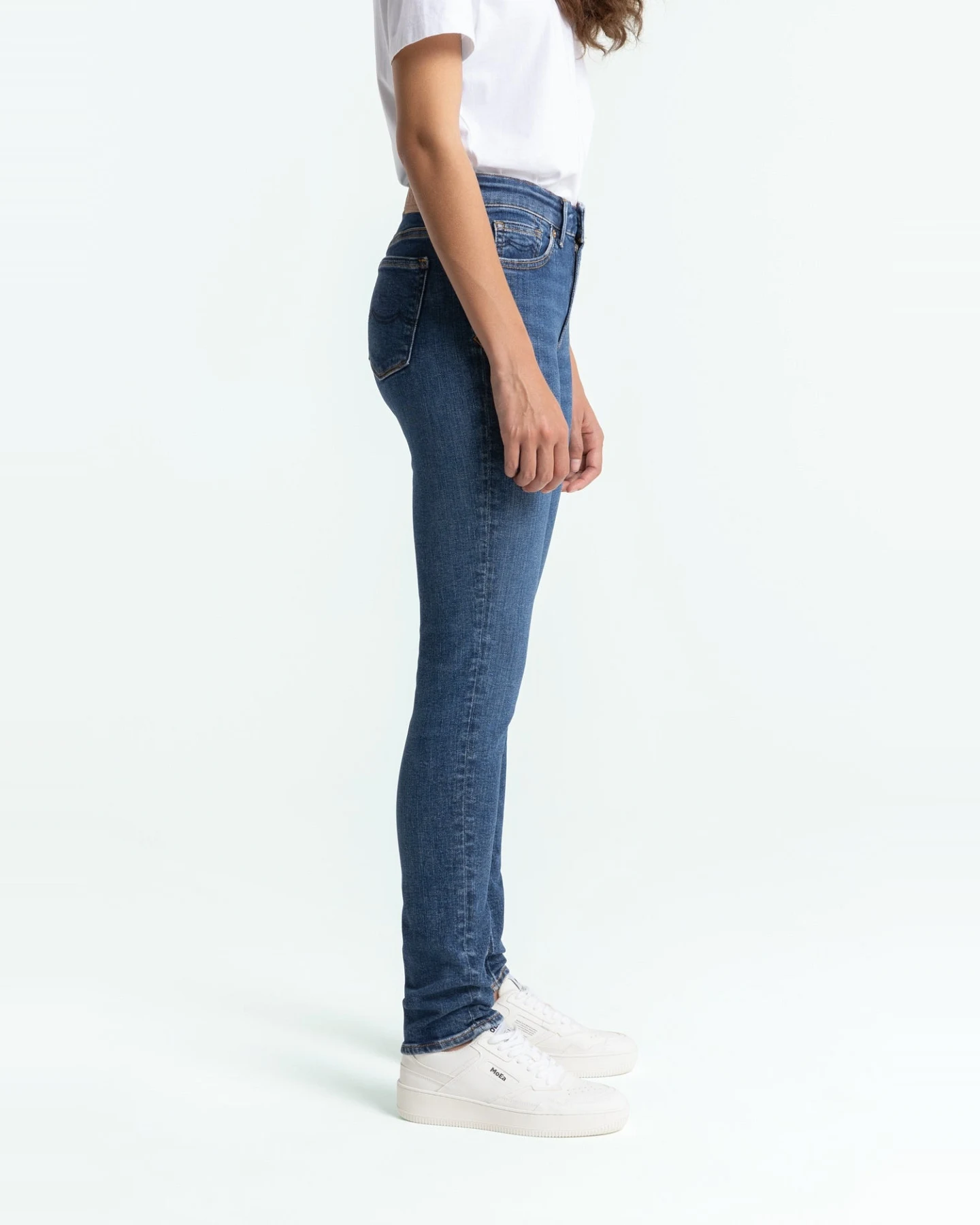 Kings of Indigo Damen vegan Jeans Juno Journey Mid Washed Blau – Ansicht 2