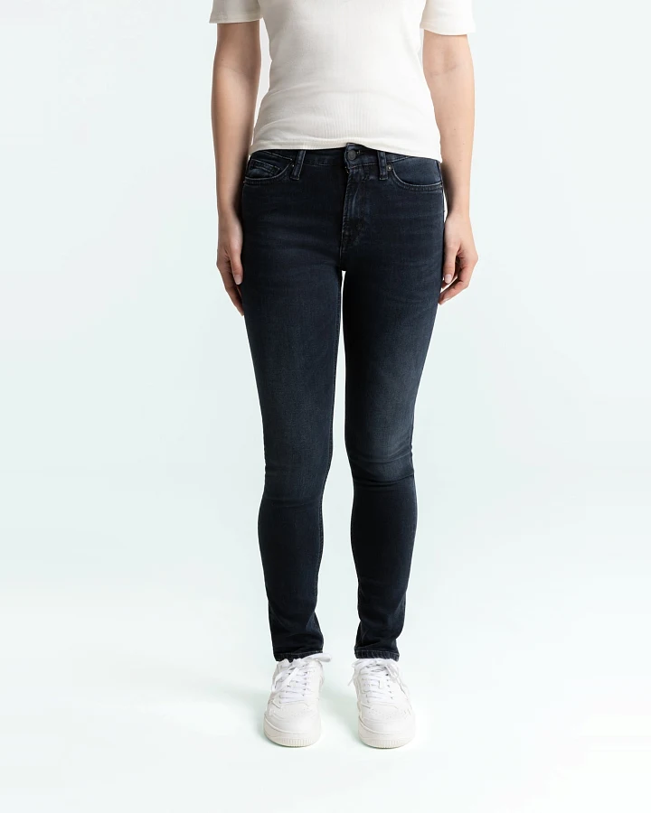 Kings of Indigo Damen vegan Jeans Juno Medium Washed Blau Schwarz