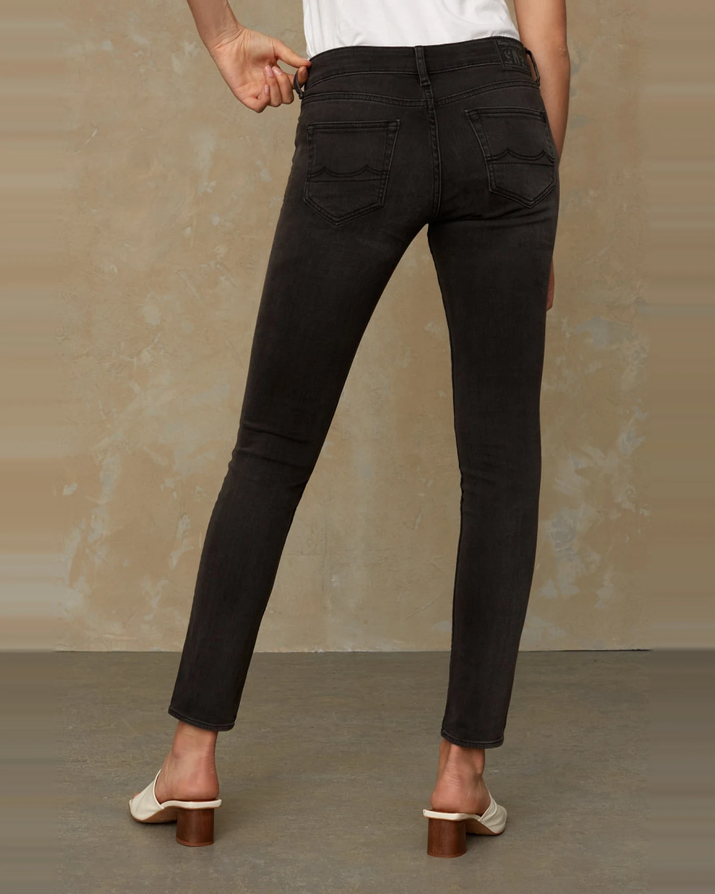 Kings of Indigo Damen vegan Jeans Juno Gorbi Schwarz Verblasst – Ansicht 2