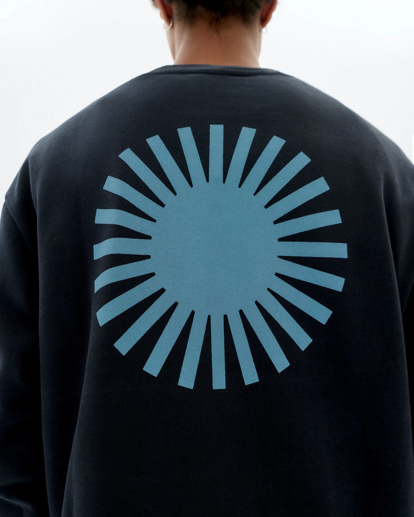 Thinking MU Herren vegan Sweatshirt Leon Sun Backprint Blau – Ansicht 2