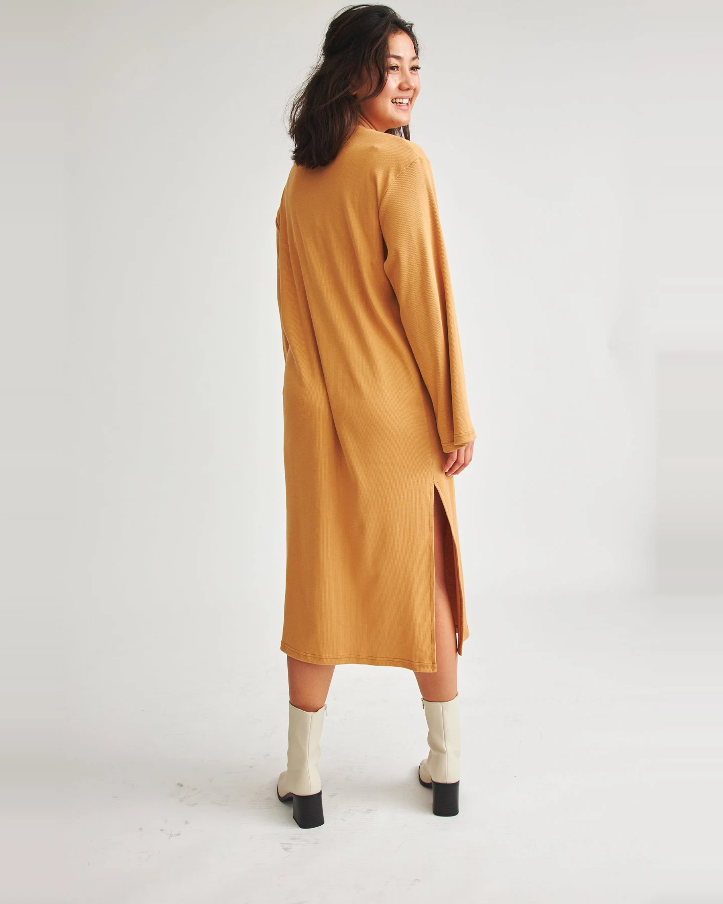 Baìge the Label Damen vegan Kleid Becca Karamell – Ansicht 2