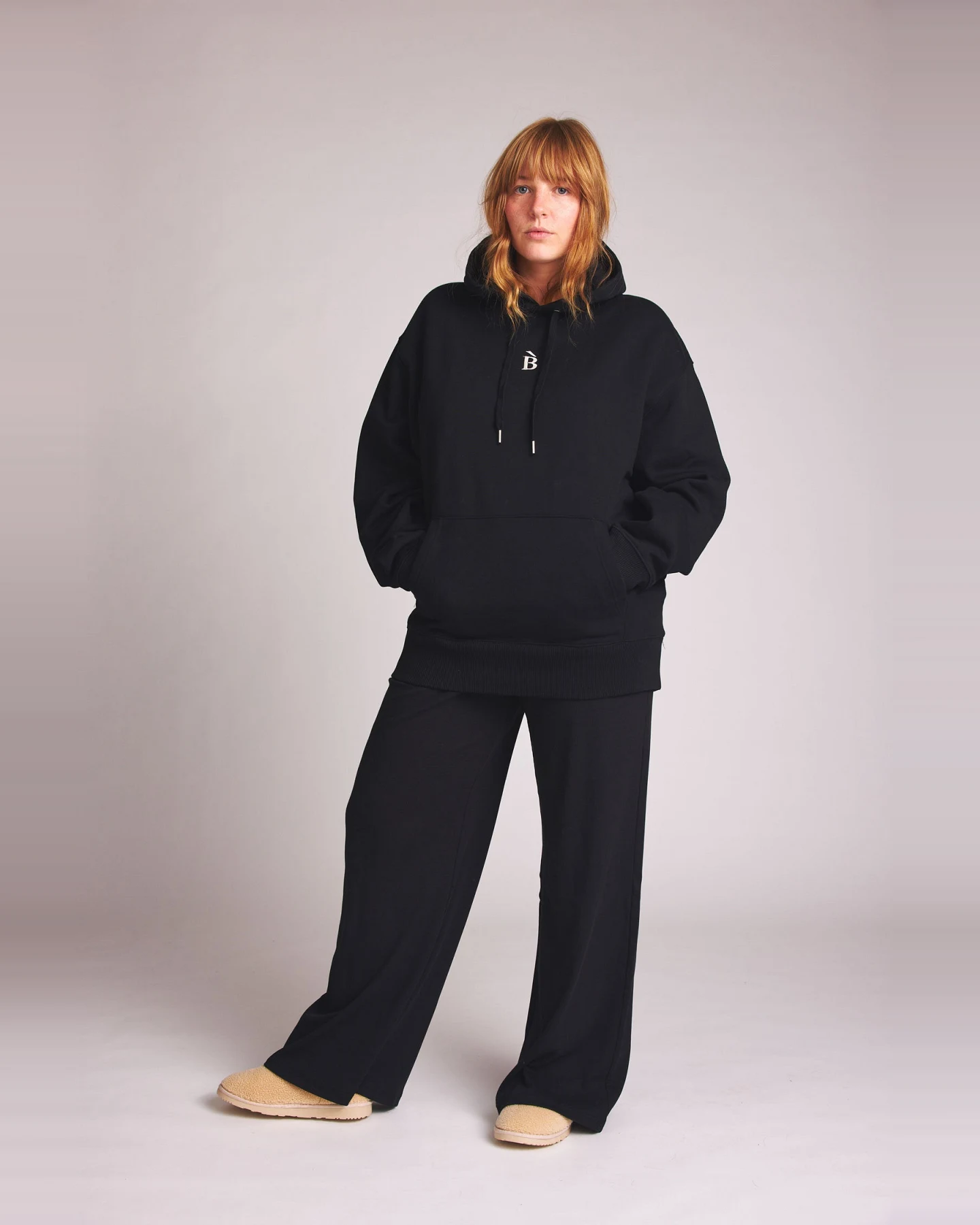 Baìge the Label Damen vegan Hoodie Mit B-Stich Schwarz – Ansicht 2