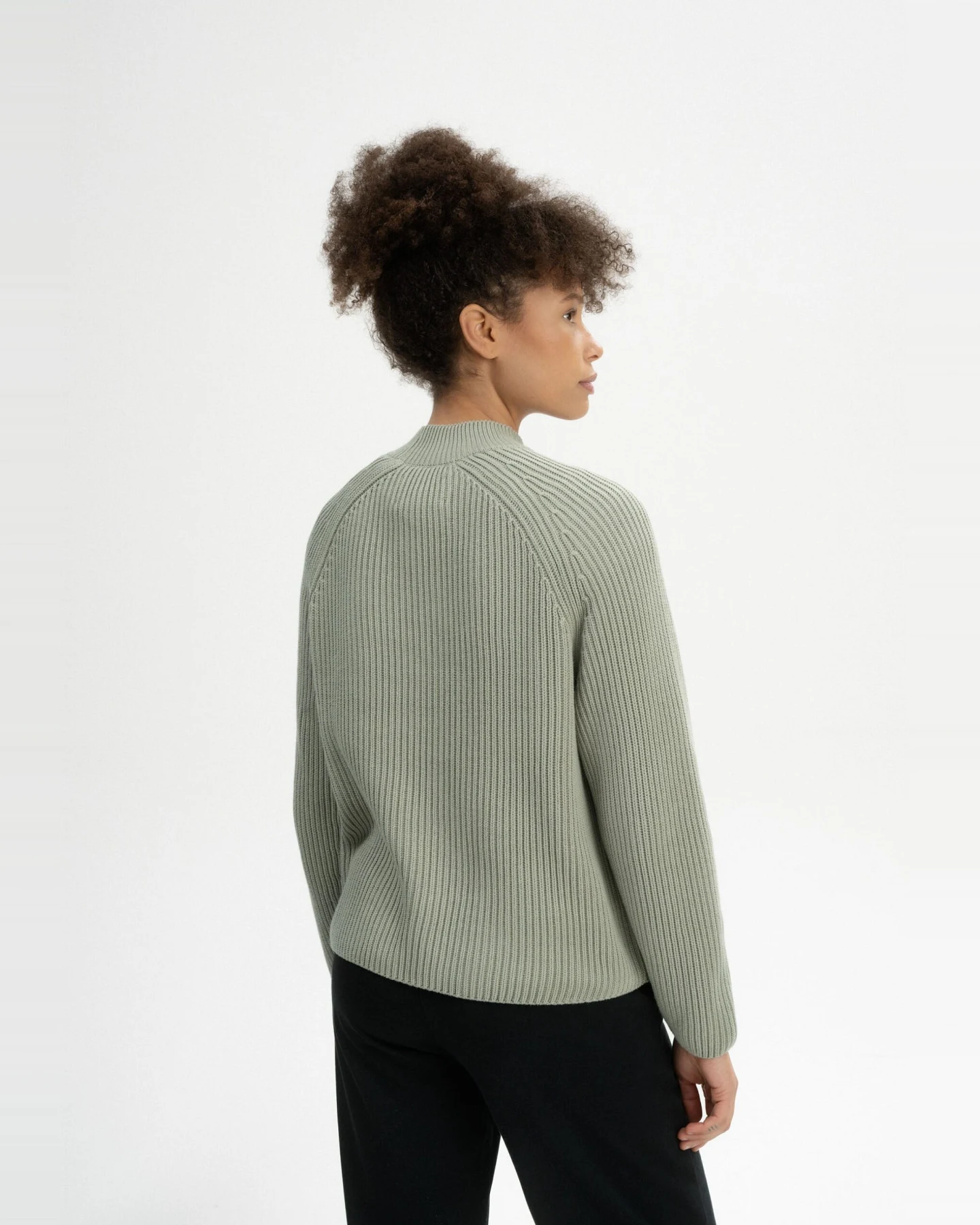 MELA Damen vegan Strickpullover Rippe Stehkragen Analah Grün Lehm – Ansicht 2