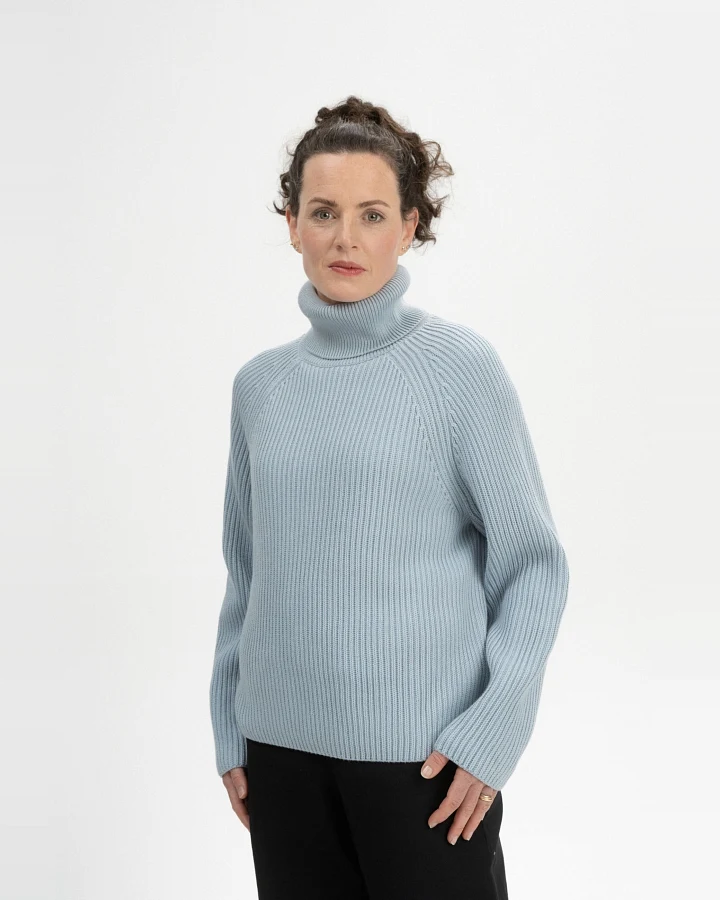 MELA Damen vegan Strickpullover Rippen-Rollkragen Chirha Cloudy Blue
