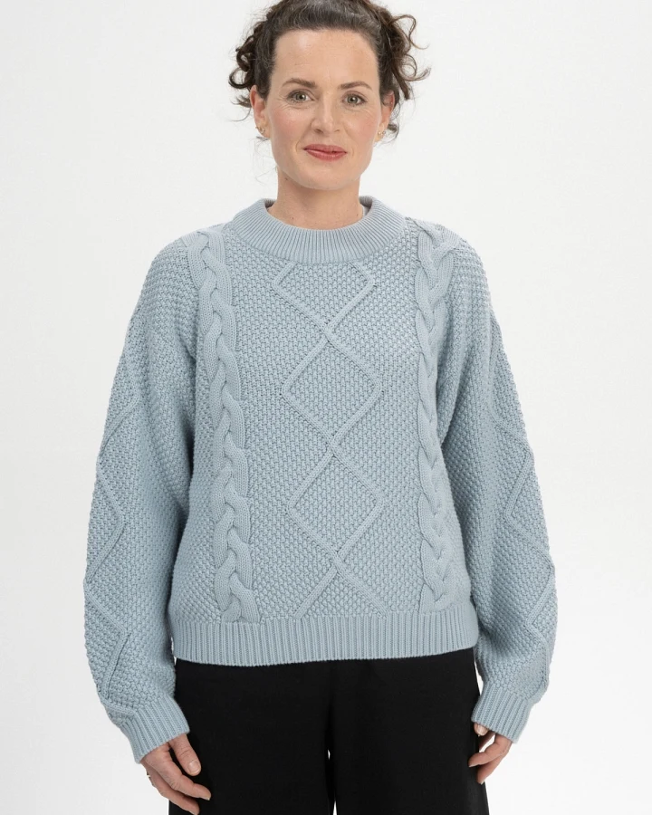 MELA Damen vegan Strickpullover Cable Samaira Cloudy Blue