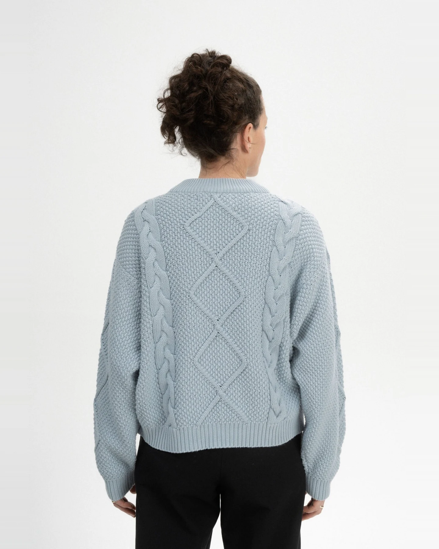 MELA Damen vegan Strickpullover Cable Samaira Cloudy Blue – Ansicht 2