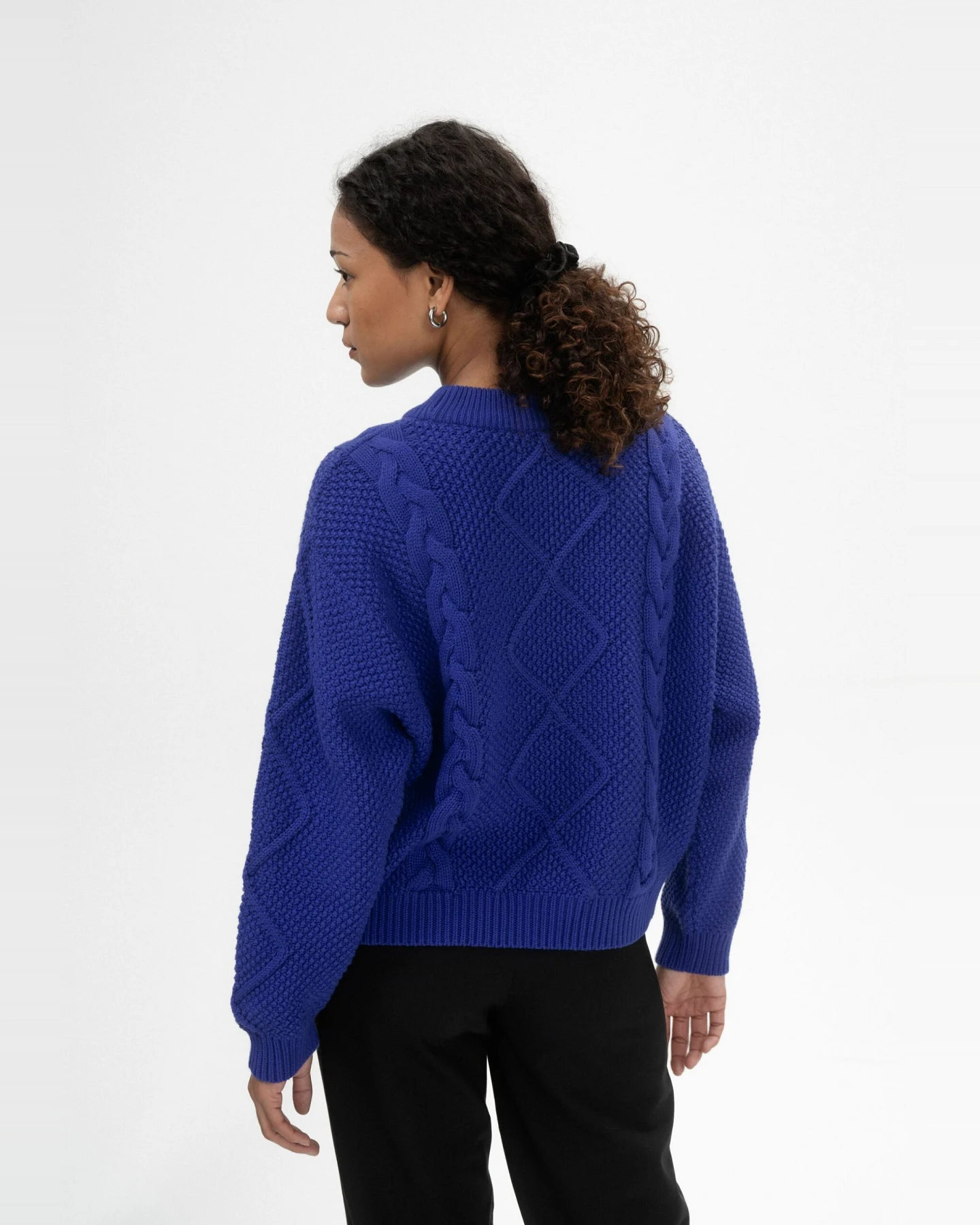 MELA Damen vegan Strickpullover Cable Samaira Bold Blue – Ansicht 2