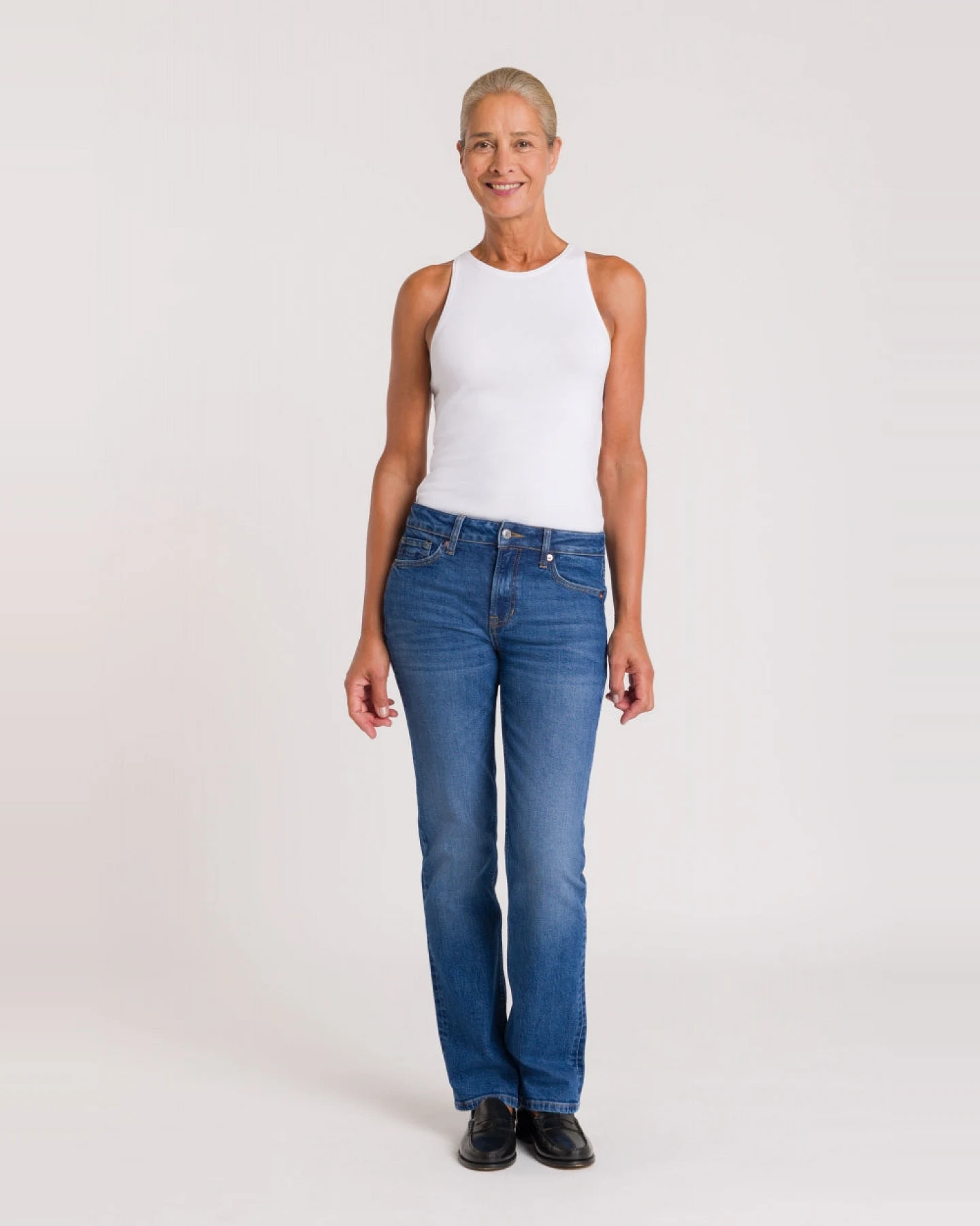 Kings of Indigo Damen vegan Jeans Emiko Low Rise Straight Leg Blau – Ansicht 2
