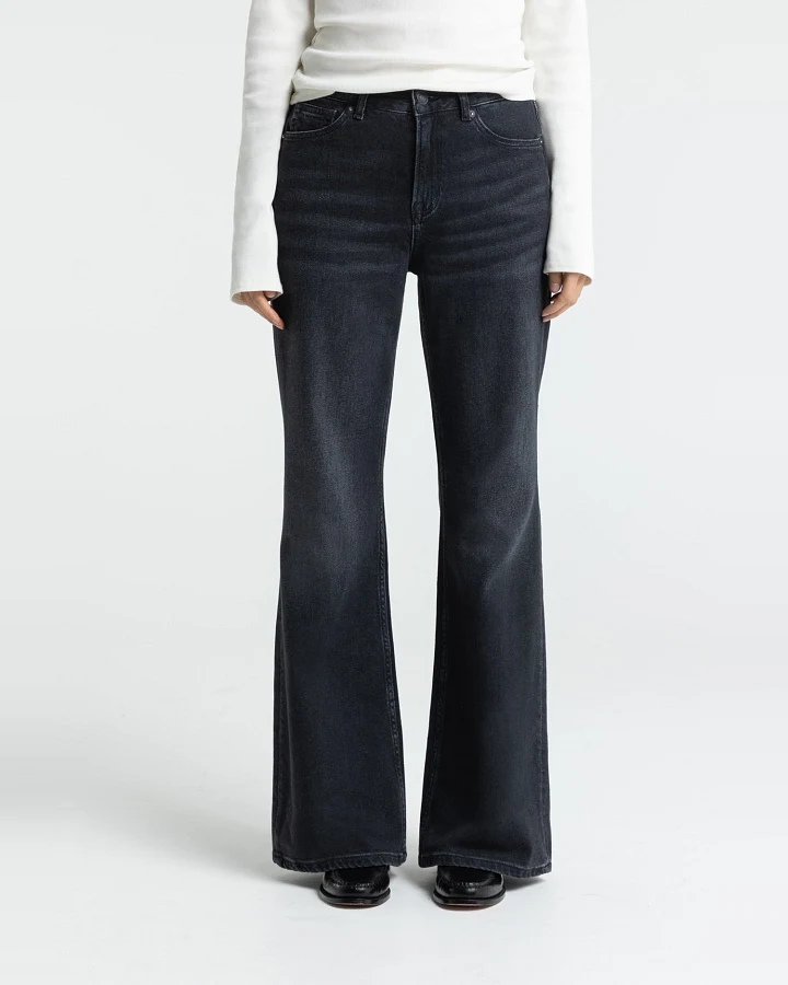 Kings of Indigo Damen vegan Jeans Kukiko Flare Mid Rise Schwarz