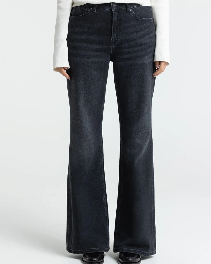 Kings of Indigo Damen vegan Jeans Kukiko Flare Mid Rise Schwarz