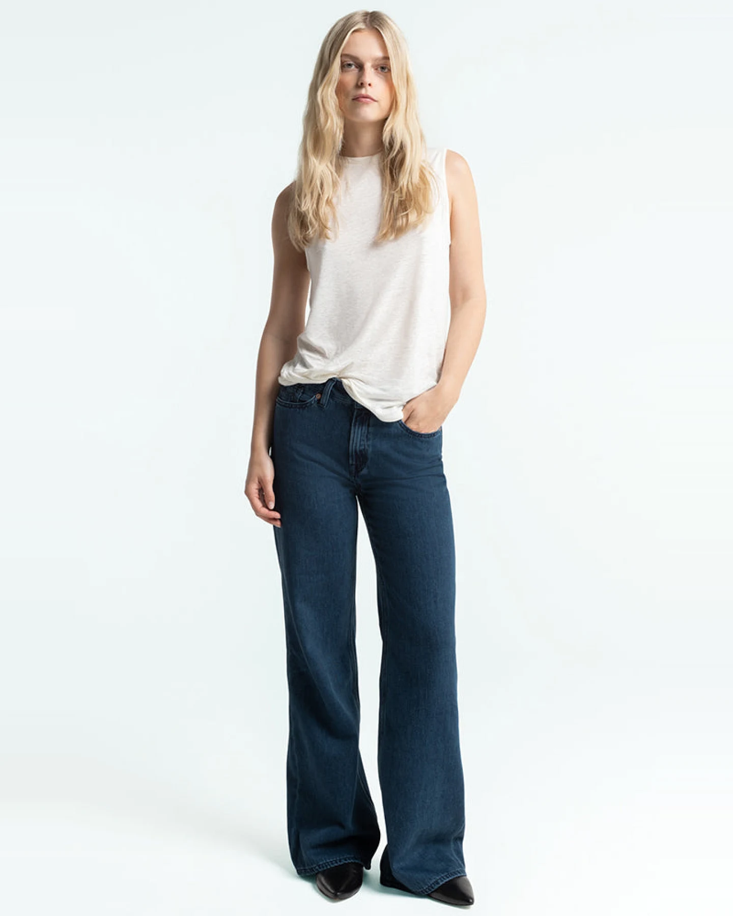 Kings of Indigo Damen vegan Flare Jeans Jane Alex Washed Dunkelblau – Ansicht 2
