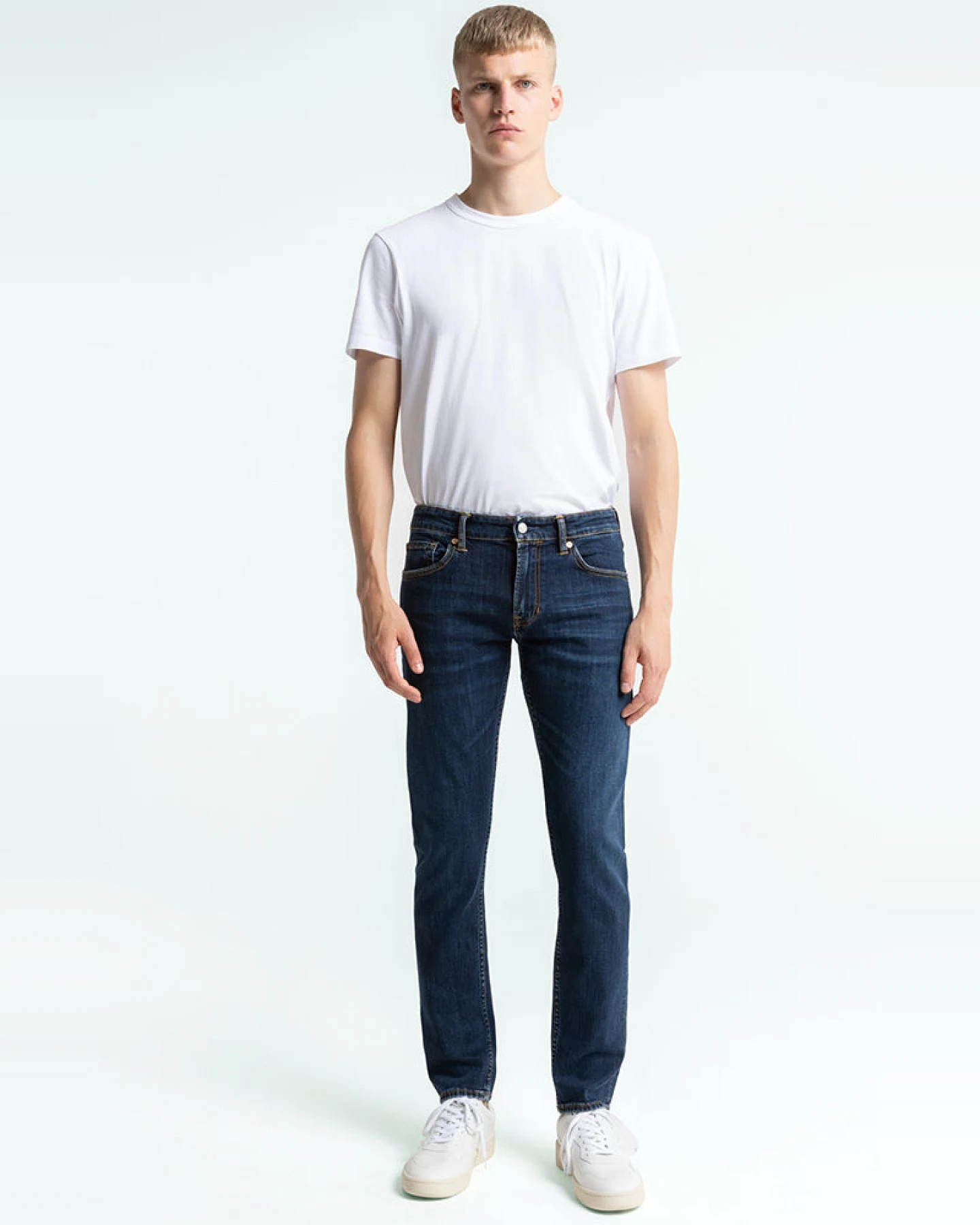 Kings of Indigo Herren vegan Jeans Charles Clean Medium Washed Dunkelblau – Ansicht 2