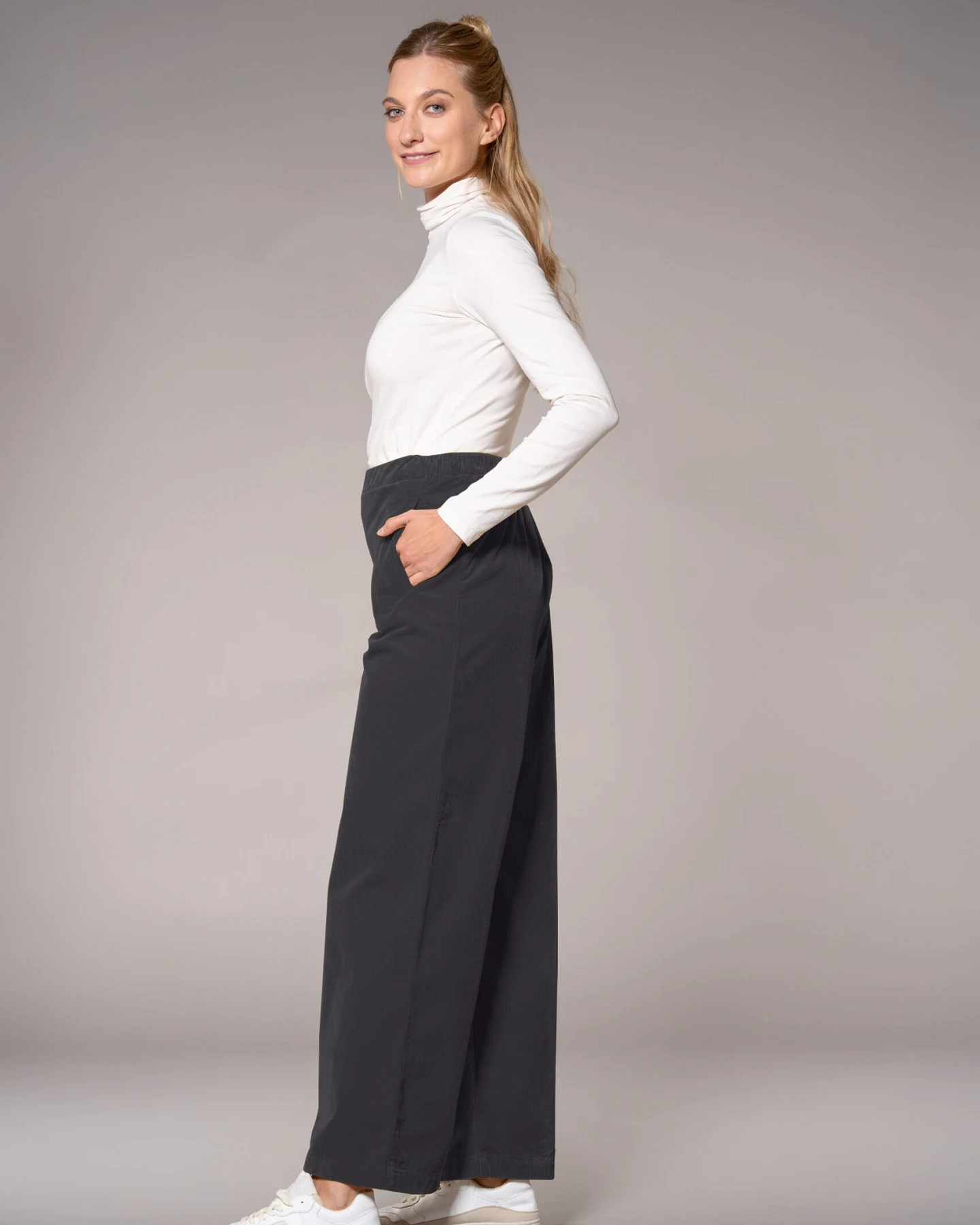 Feuervogl Damen vegan Hose Corduroy Mary Schwarz – Ansicht 2