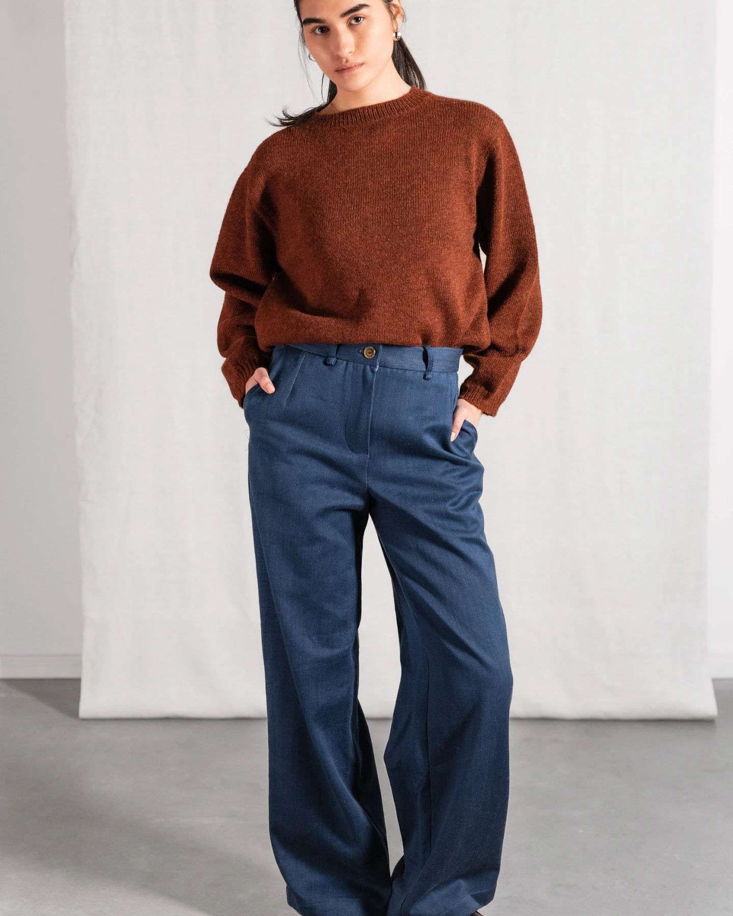 Jyoti - Fair Works Damen vegan Hose Suhrutam Denim Blau – Ansicht 2