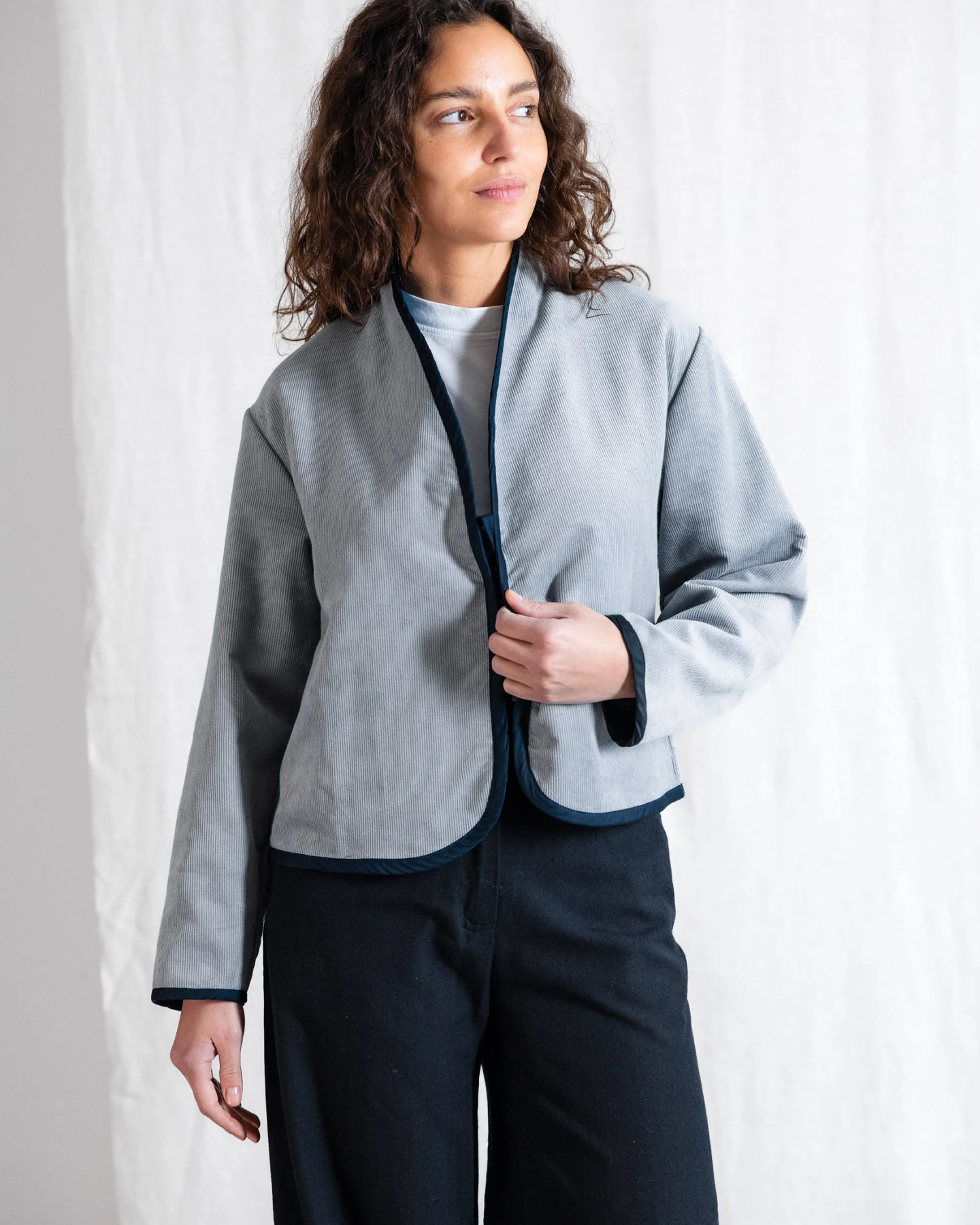 Jyoti Fair Works Damen vegan Jacke Reversible Dhaarti Denim Blau – Ansicht 2