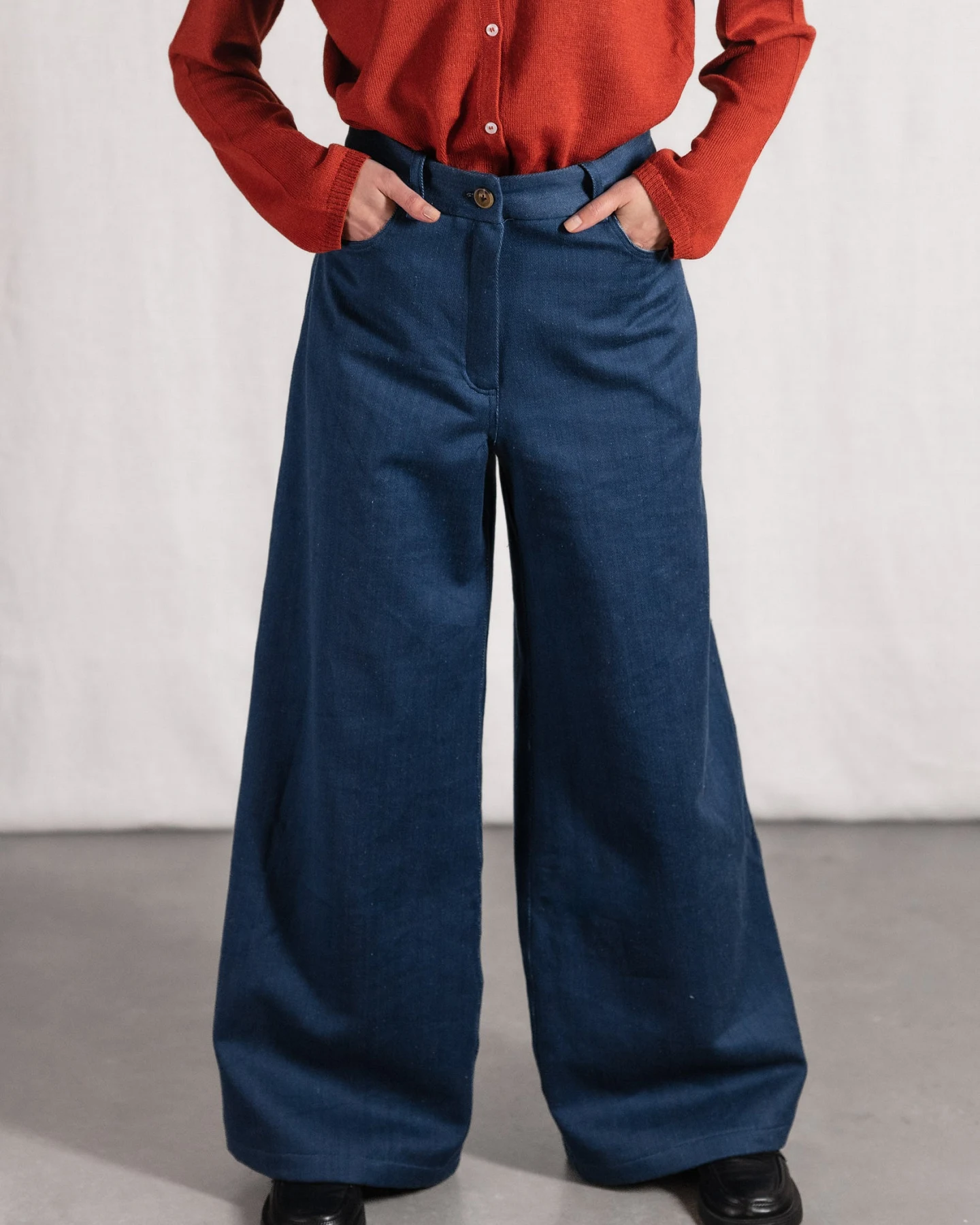 Jyoti - Fair Works Damen vegan Hose Tarani Blue Denim – Ansicht 2