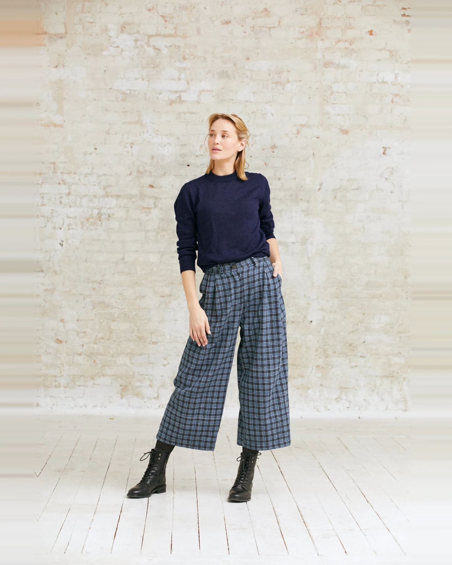 Jyoti - Fair Works Damen vegan Culotte AWAsi Karos Dunkelblau – Ansicht 2