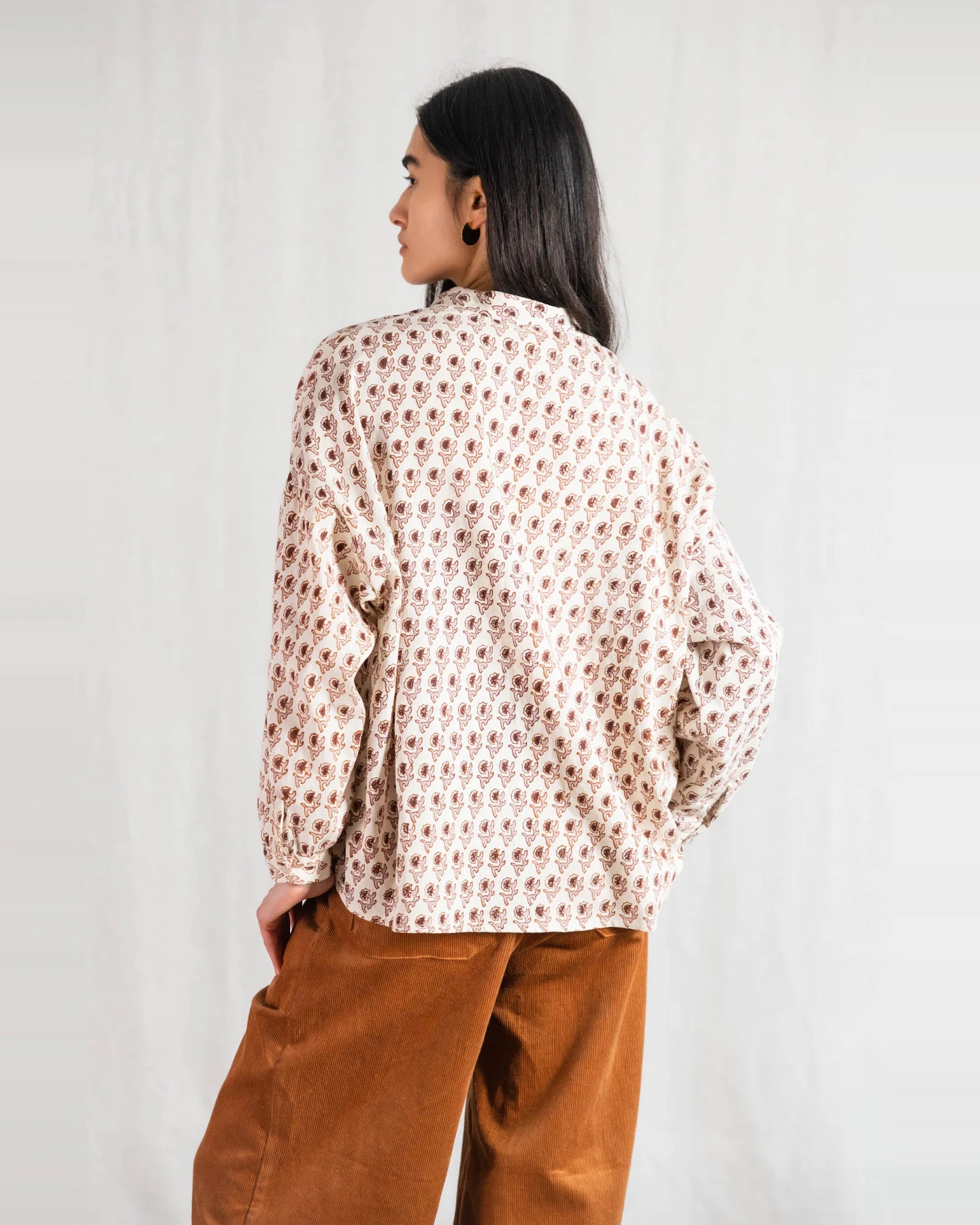 Jyoti Fair Works Damen vegan Bluse Hawali Blockdruck Braun – Ansicht 2