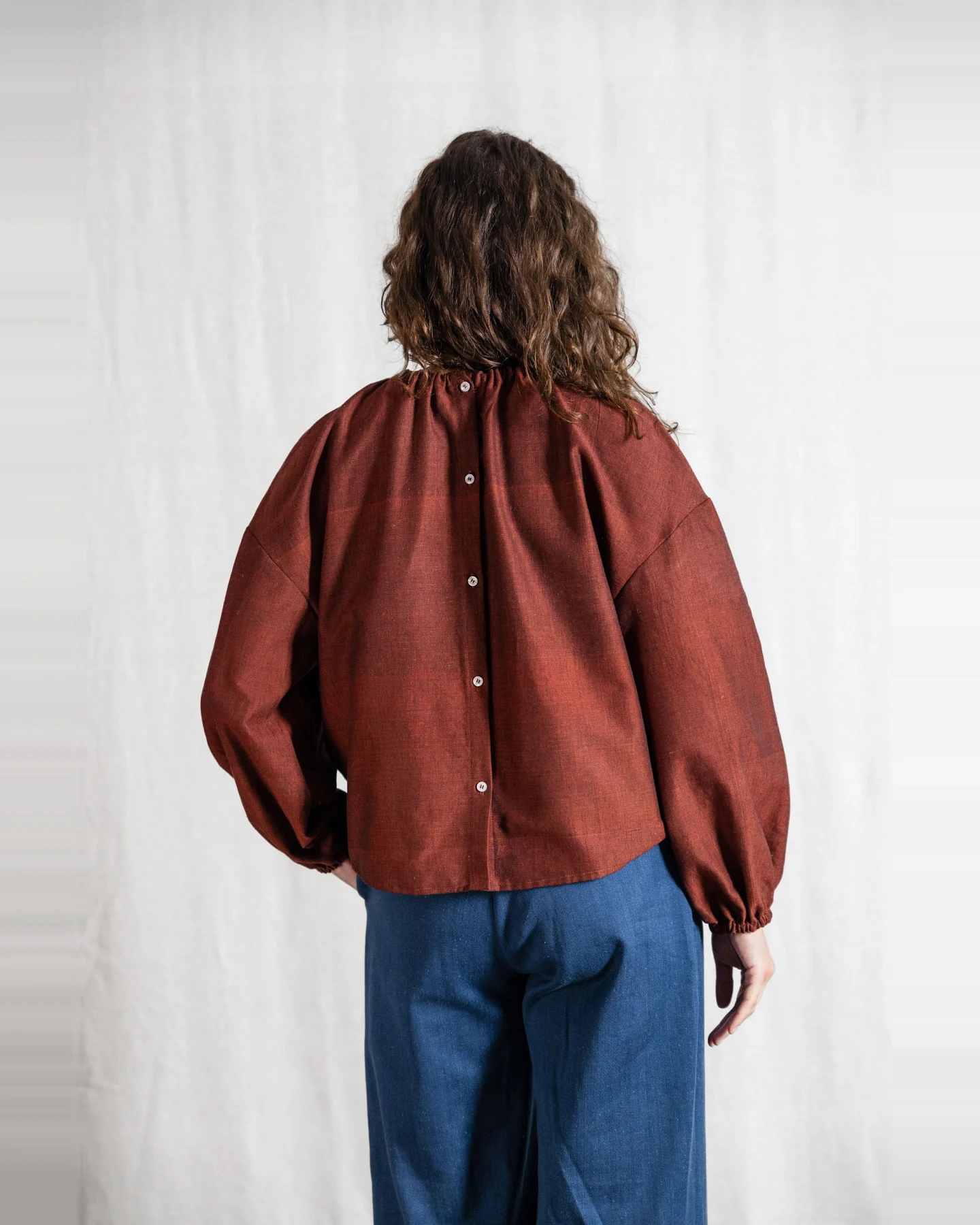 Jyoti - Fair Works Damen vegan Bluse Chaand Rum Raisin Brown – Ansicht 2