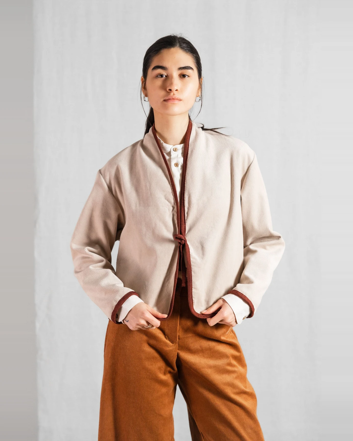 Jyoti Fair Works Damen vegan Jacke Reversible Dhaarti Blockprint Beige – Ansicht 2