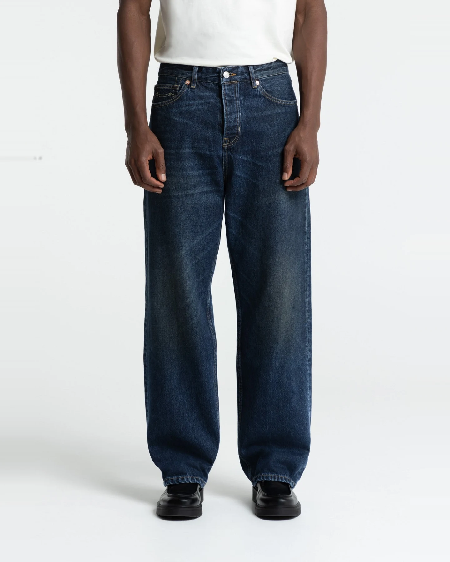 Kings of Indigo Herren vegan Jeans Noah Vintage Dirt Dunkelblau – Ansicht 2